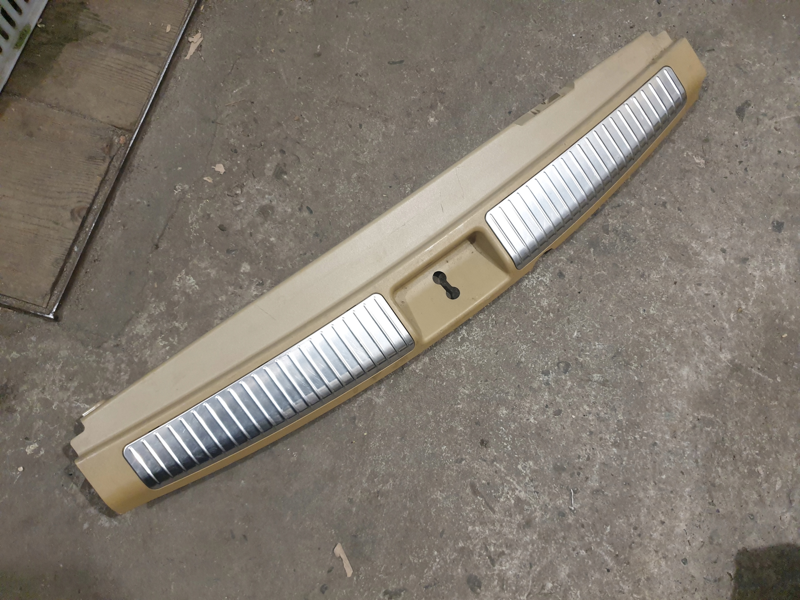 MERCEDES ML W164 05-11 osłona tapicerka pasa tył