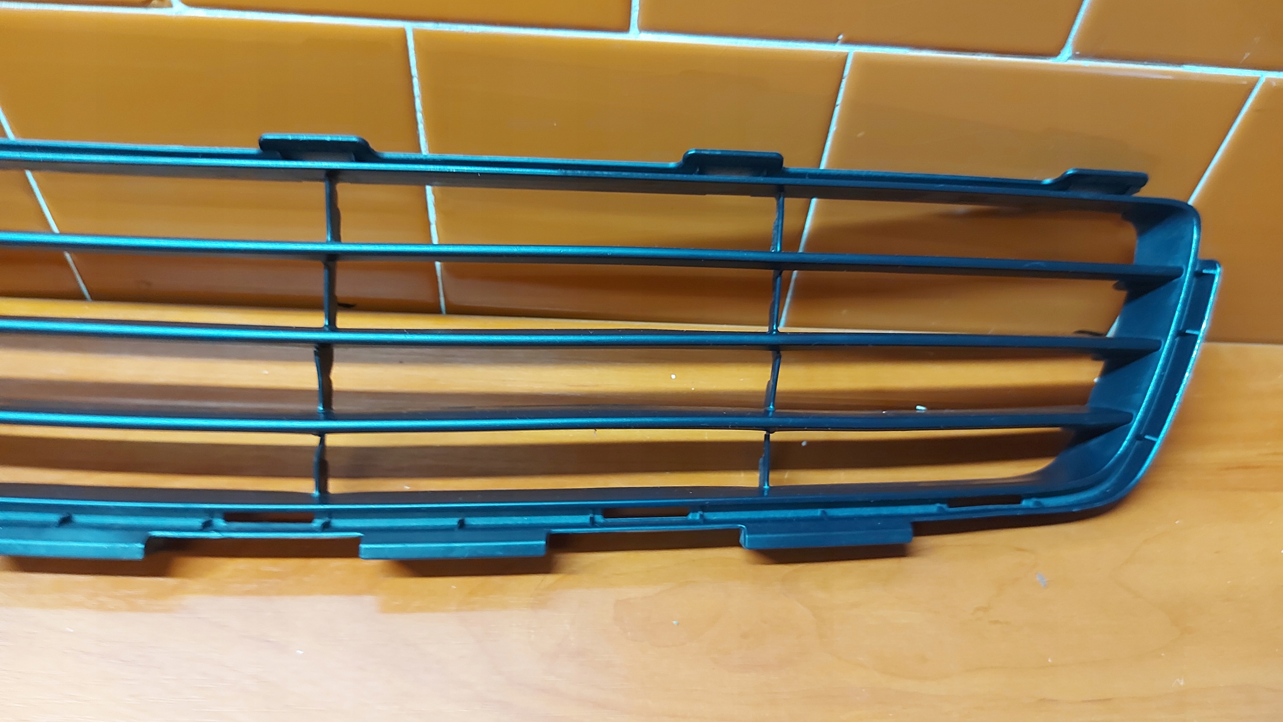 grid of a bumper central lower front front TOYOTA YARIS II 05-11