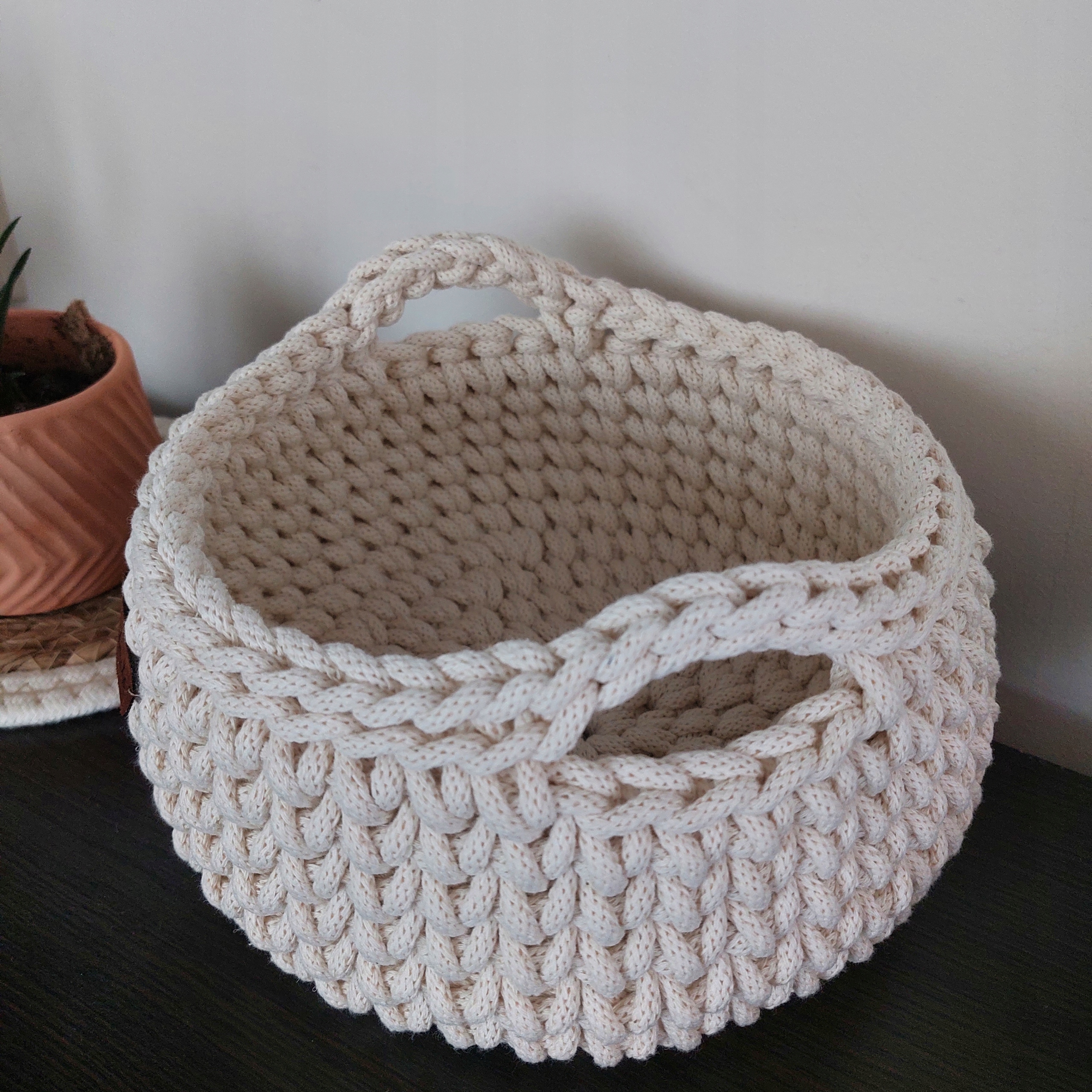 Koszyk ze sznurka kremowy