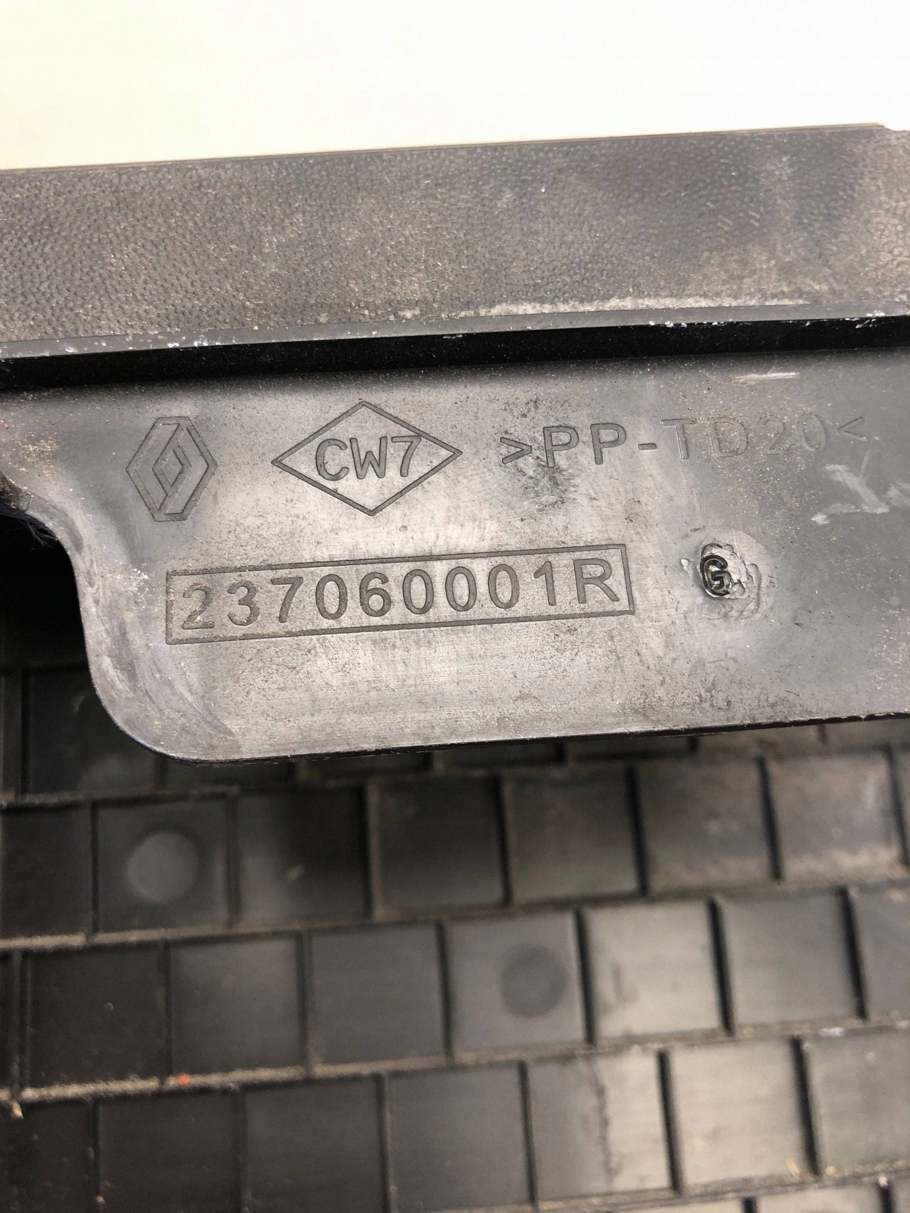 Abdeckung OBUDOWY AKUMULATORA RENAULT MEGANE III 237060001R