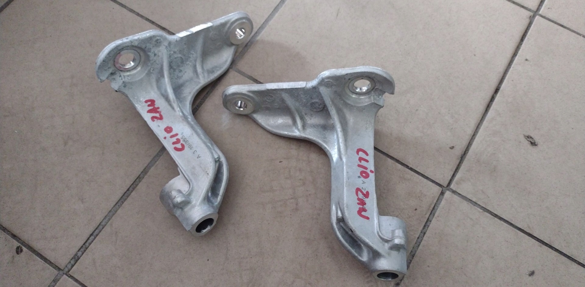 548502436R 548518613R - КРОНШТЕЙН КРЕПЛЕНИЯ ТЕЛЕЖКИ RENAULT CLIO V