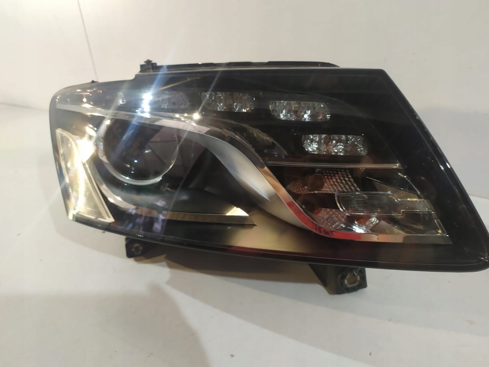 AUDI Q5r Фара передняя Ксенон права - 15142
