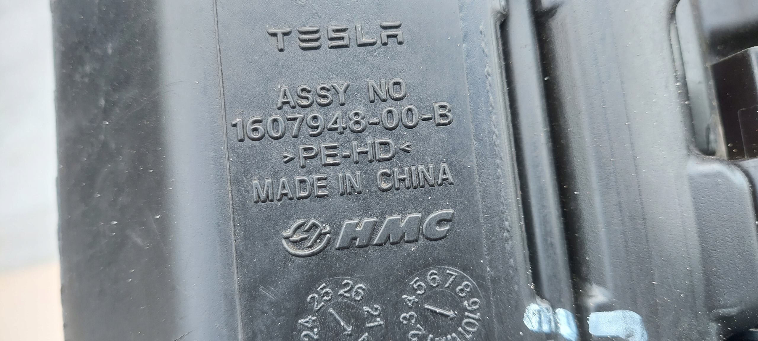 washer fluid tank TESLA Y 1607948-00-B