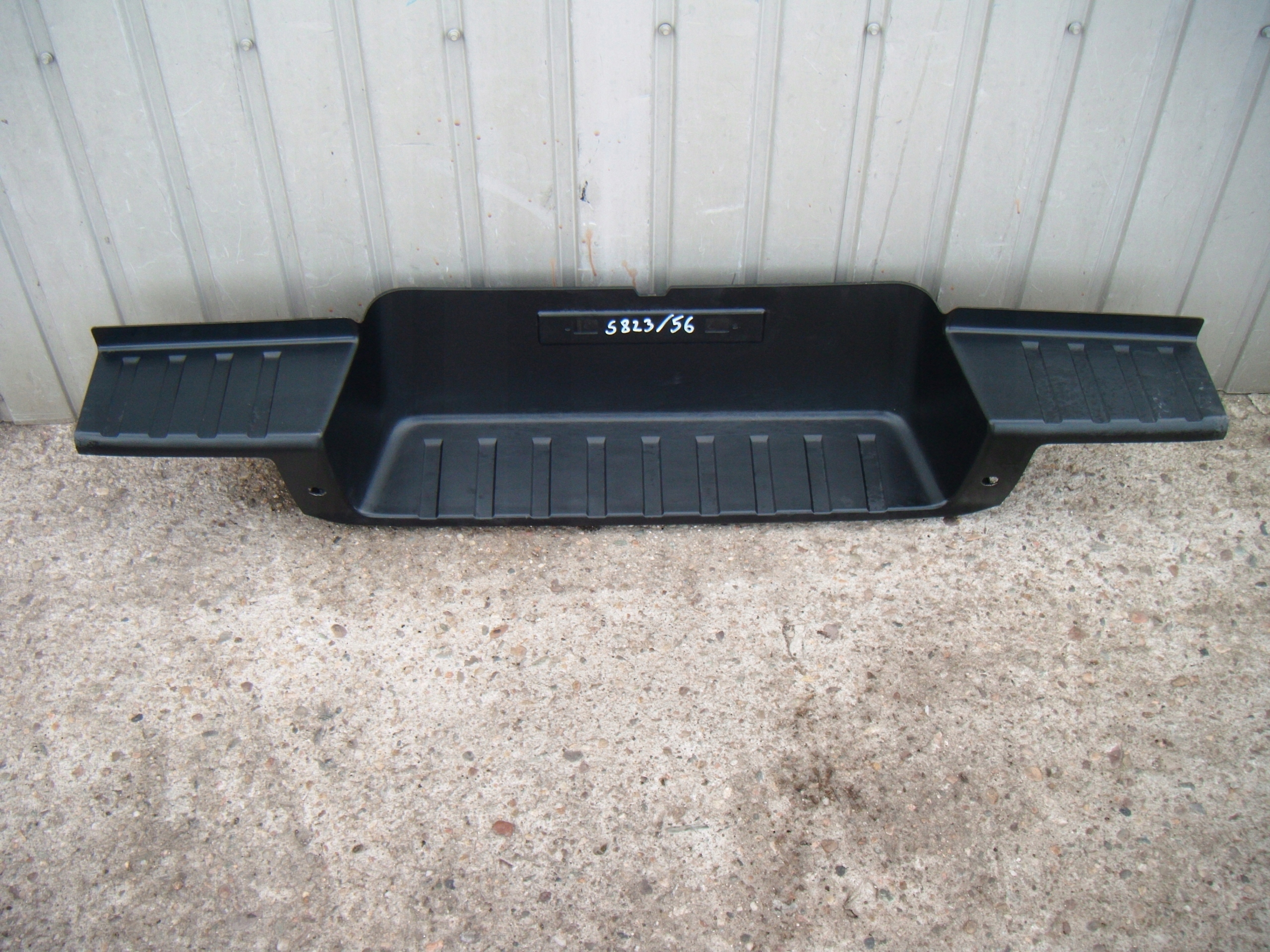 ISUZU D-MAX III 20- STOPIEŃ ZDERZAKA TYŁ