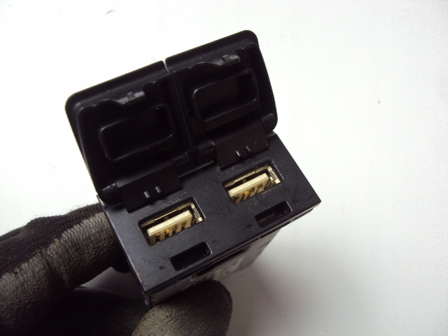 GNIAZDO ŁADOWARKA USB TOYOTA RAV-4 V 2018- Producent części Toyota OE