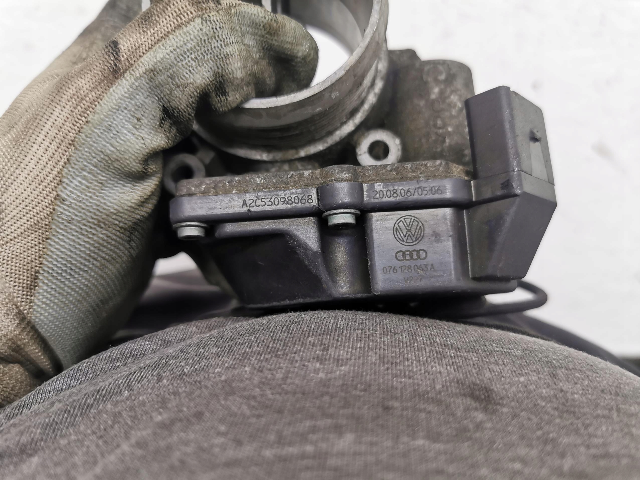 throttle flap VW CRAFTER 2.5 TDI 06-11 076128063A