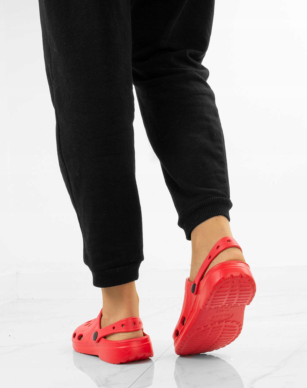 CZERWONE LEKKIE KLAPKI CHODAKI KROKSY 38 Kolor podeszwy czerwony