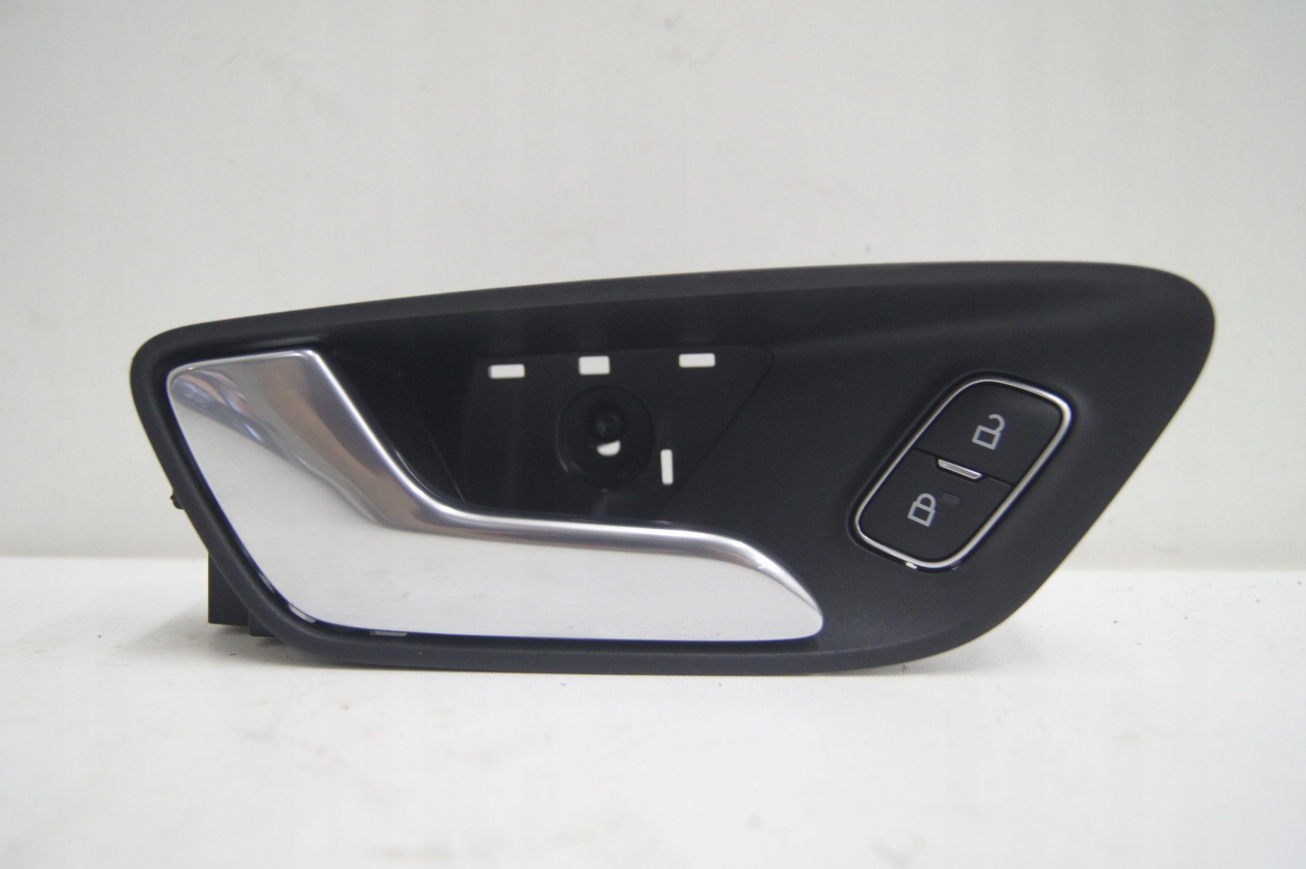 H1BBA22601AGW - Fiesta MK8 ручка двери левая передняя