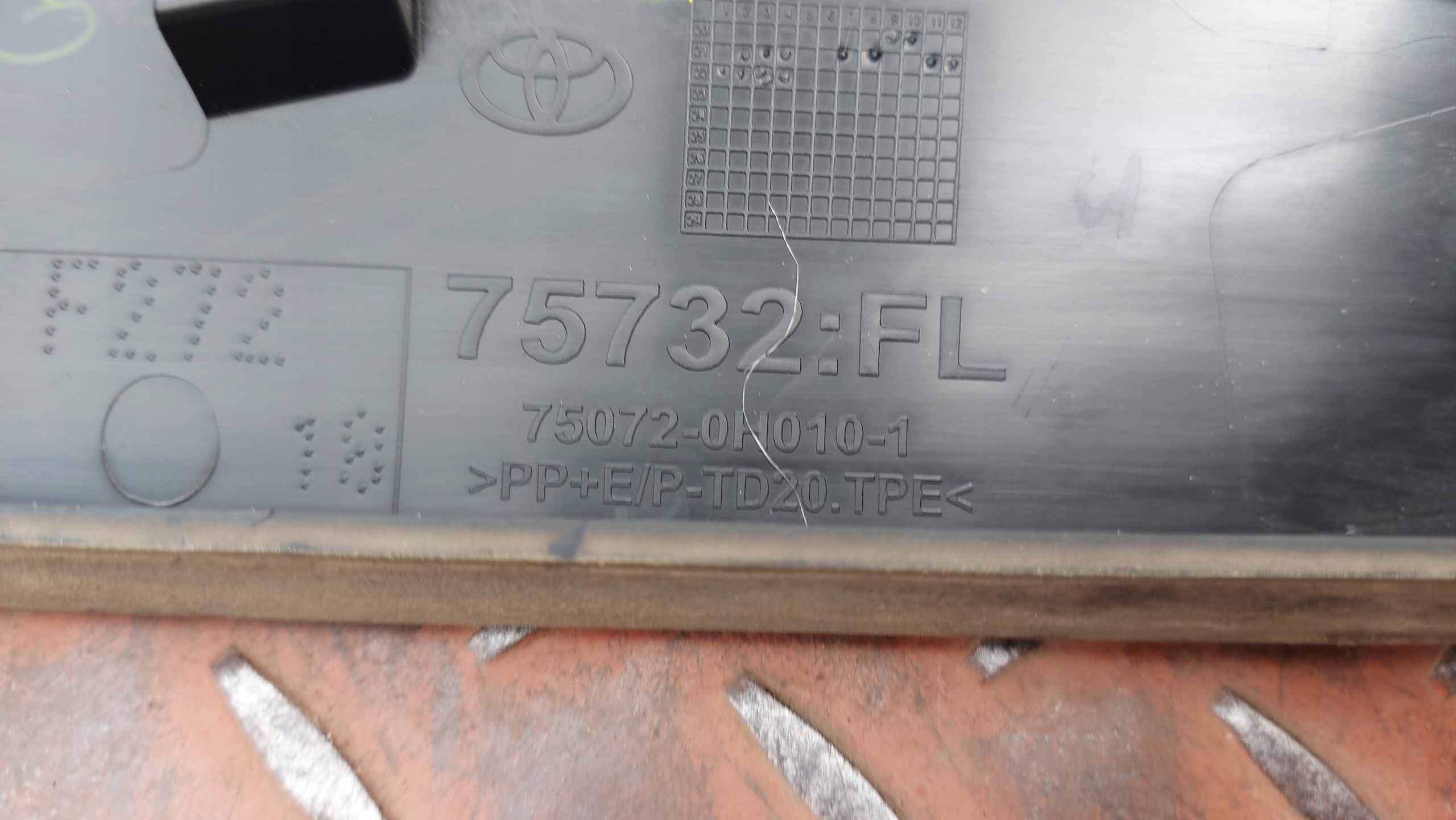 moulding door left front TOYOTA AYGO X 22