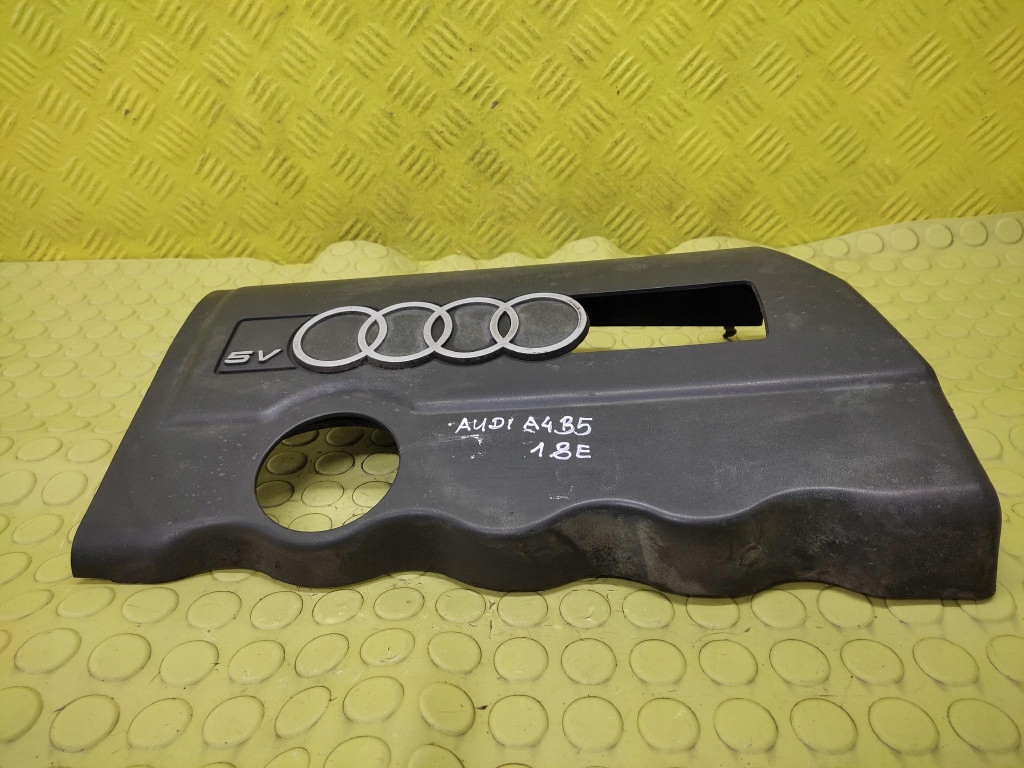 AUDI A4 B5 1.8 motor cover 058103724C