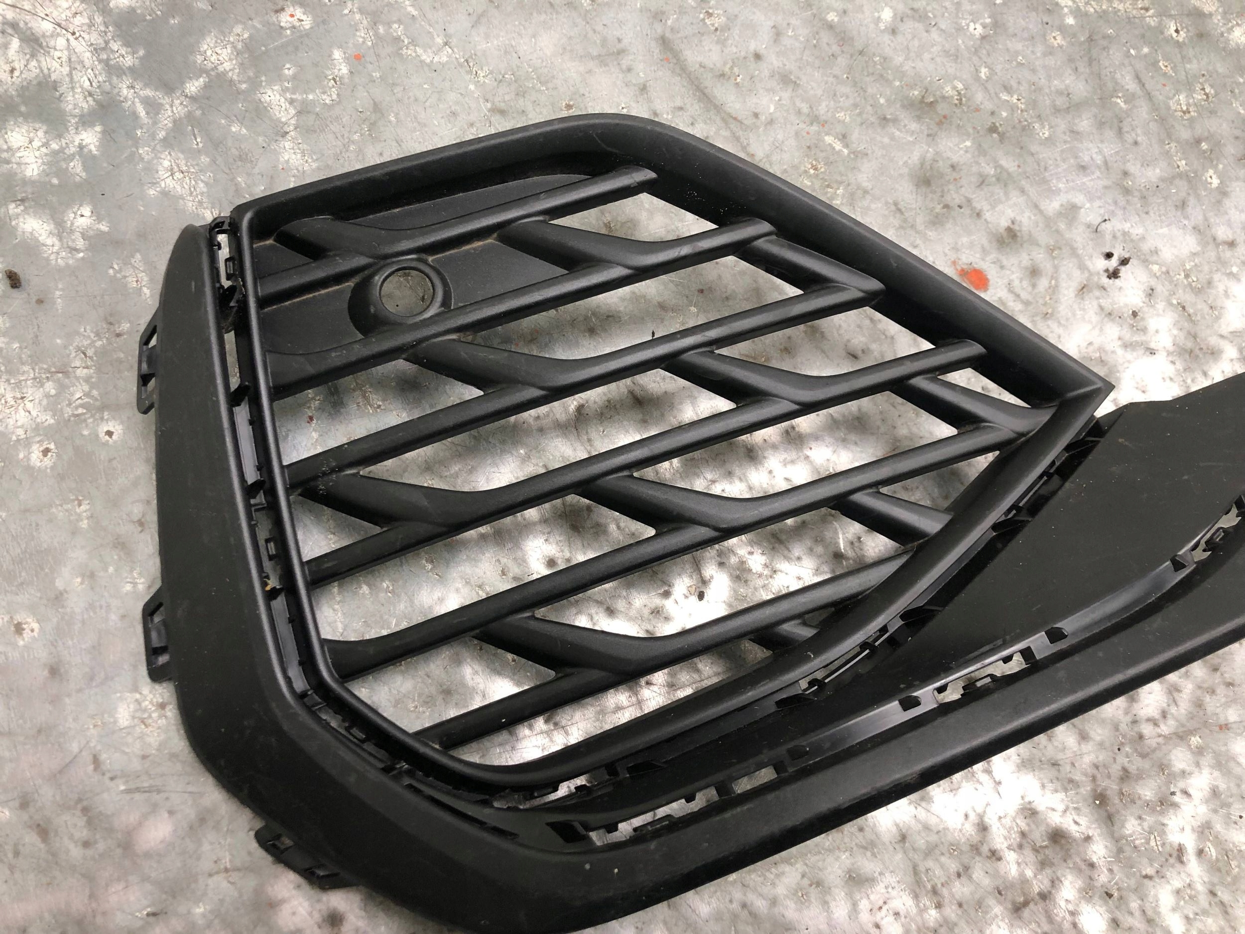 grid of a bumper right front S-LINE AUDI A3 LIFT 8Y0807682J