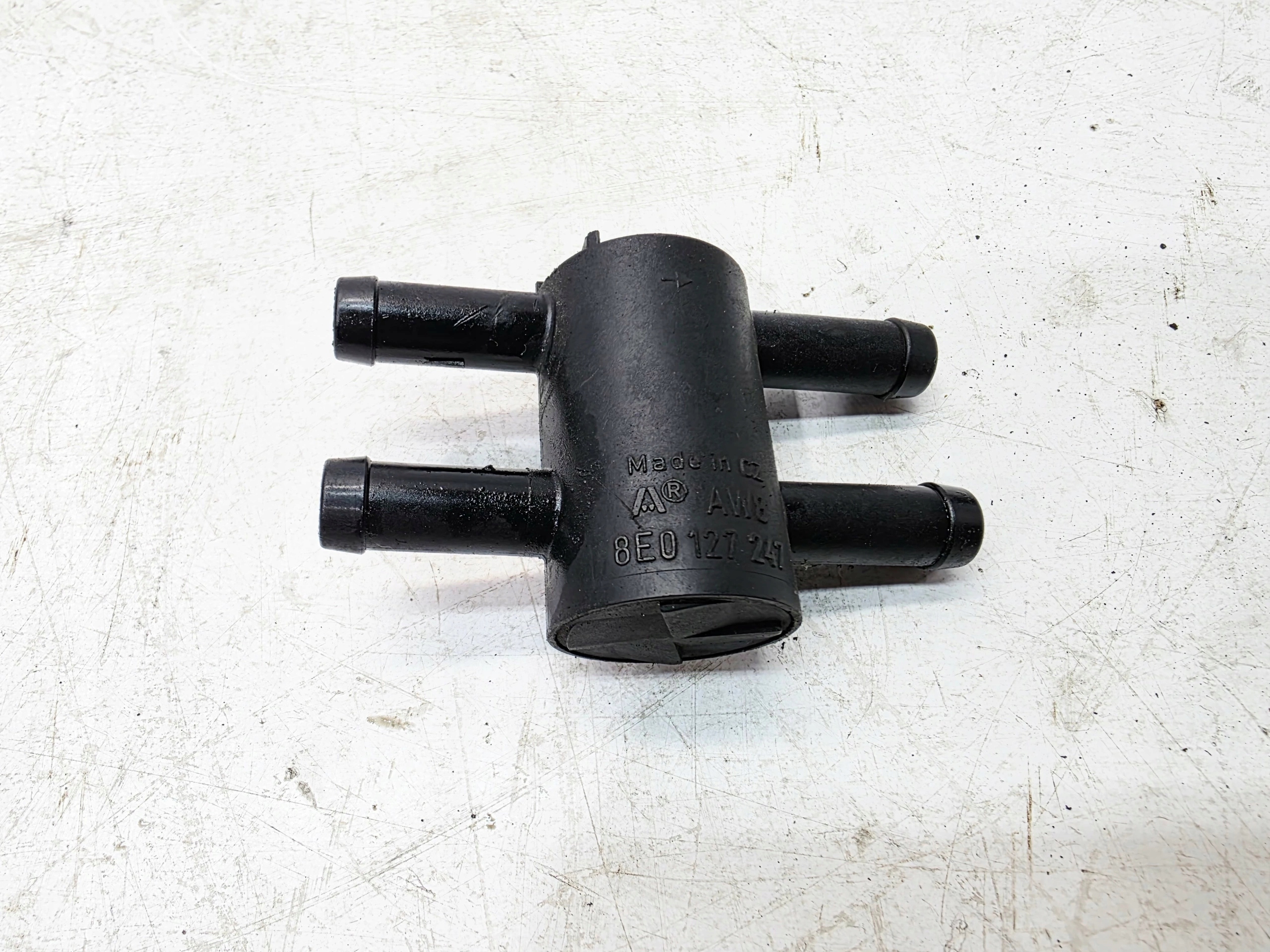 ROZDZIELACZ ventil goriva AUDI A4 B7 8E0127247