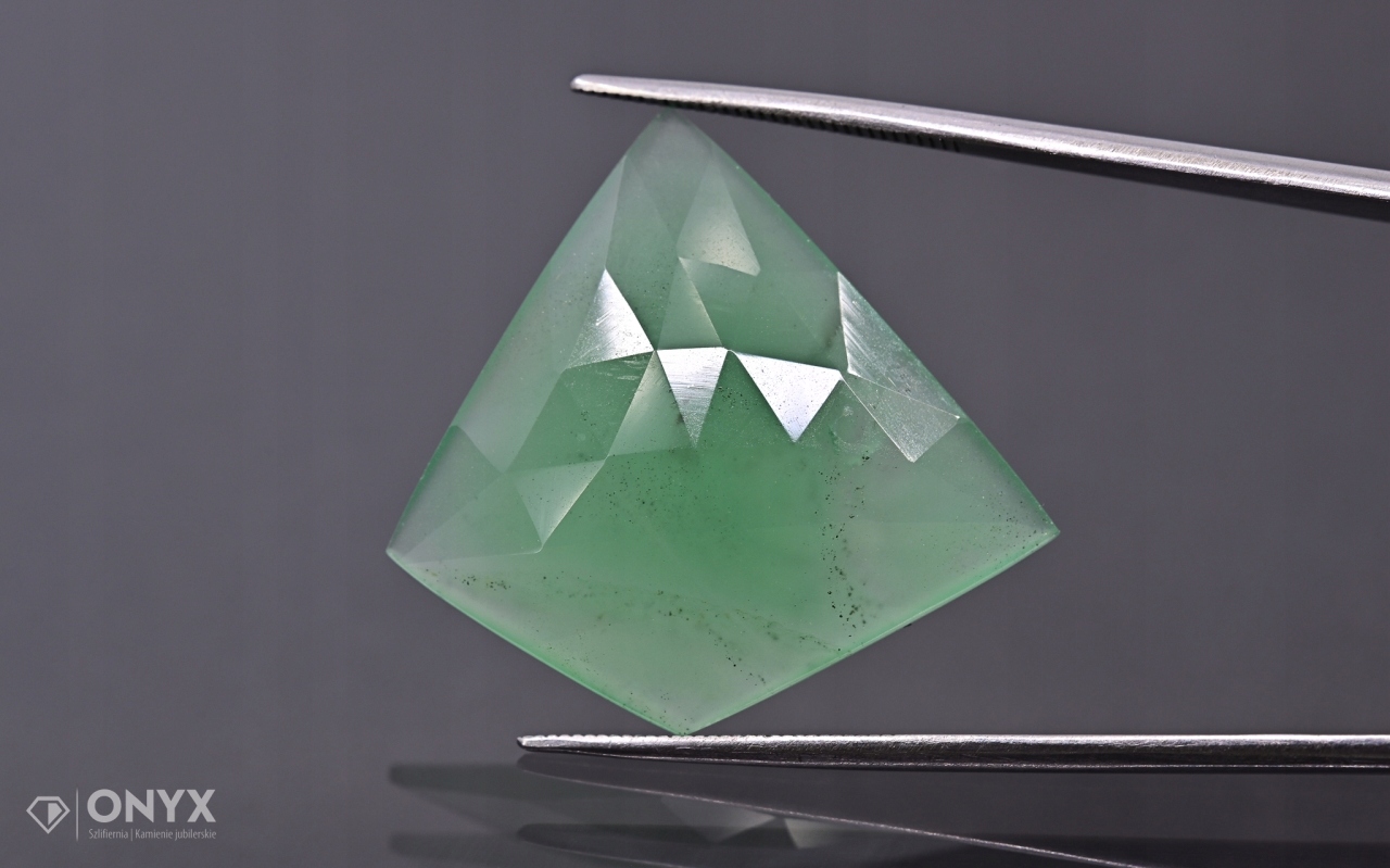 Serpentinit fasetovaná nepravidelná rozeta 27x26 m