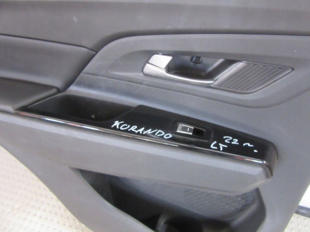 KORANDO IV 2022 дверные карты зад