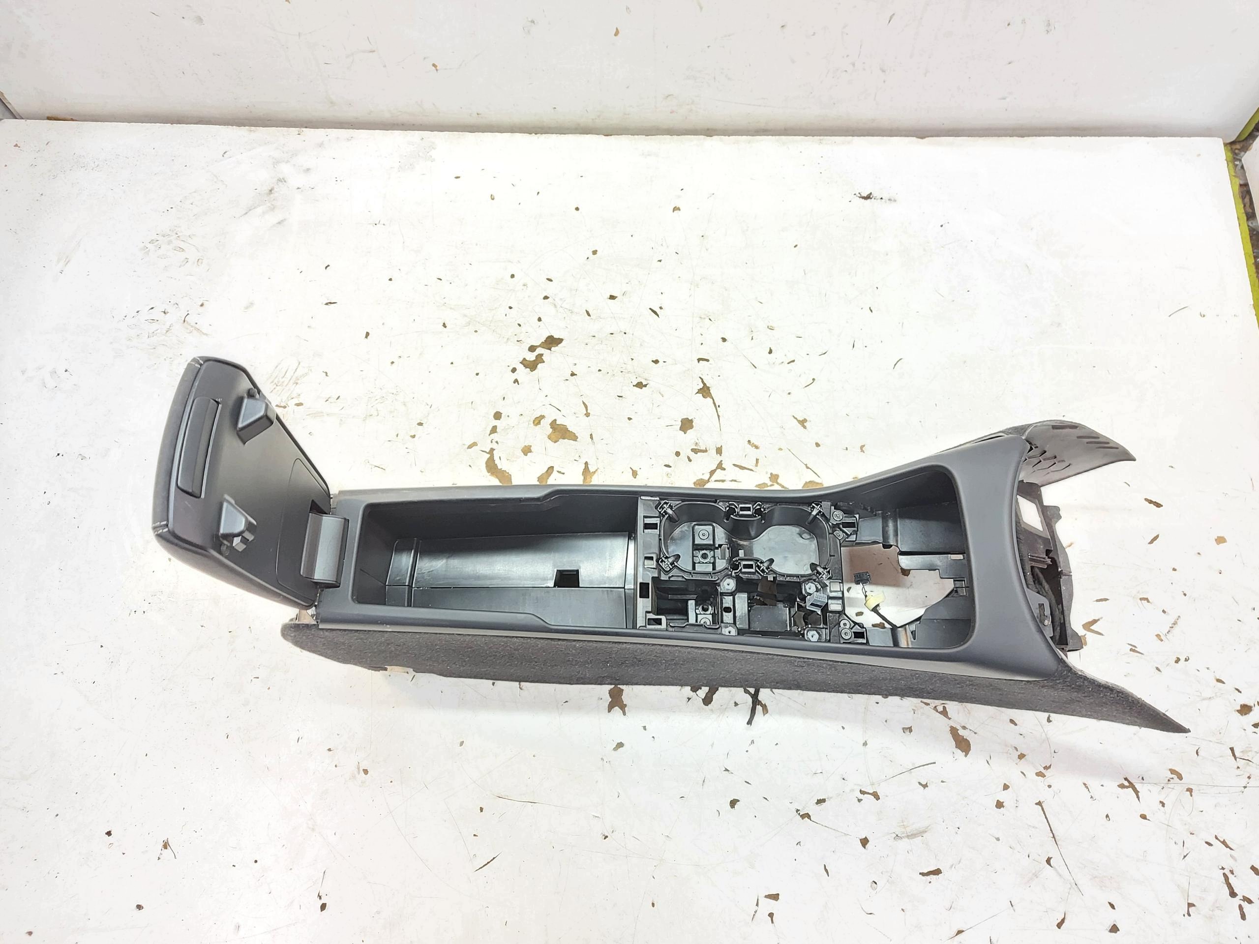 Volvo XC40 Lift Recharge armrest tunnel central