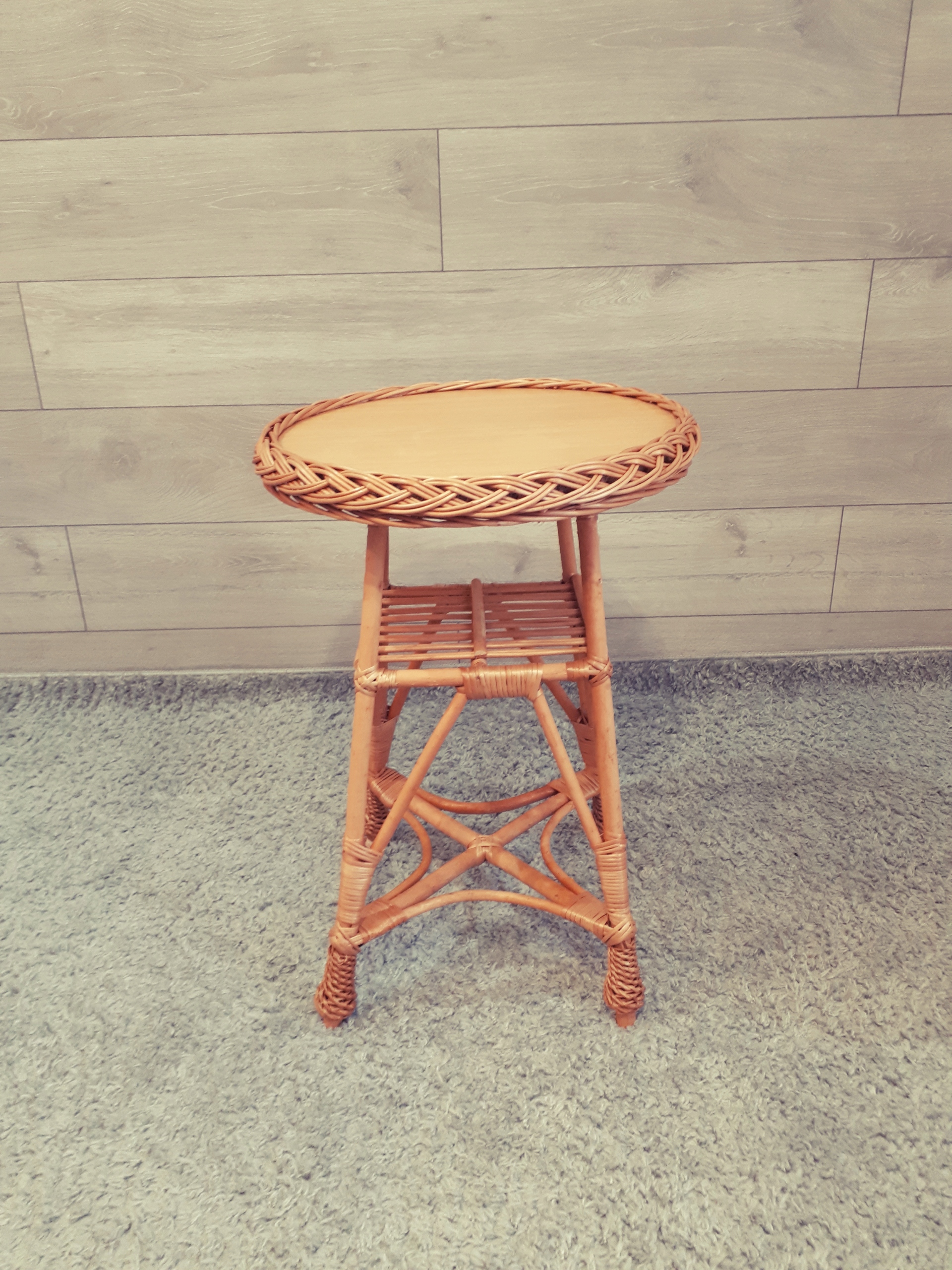 STOLIK Z WIKLINY OKRĄGŁY MAŁY NATURALNY - 'BOCIEK' Kształt blatu okrągły