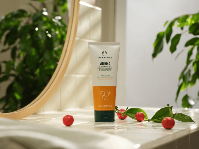 THE BODY SHOP Vitamin C Glow Wegańska Mikrodermabrazja Witamina C 100 ml Marka The Body Shop