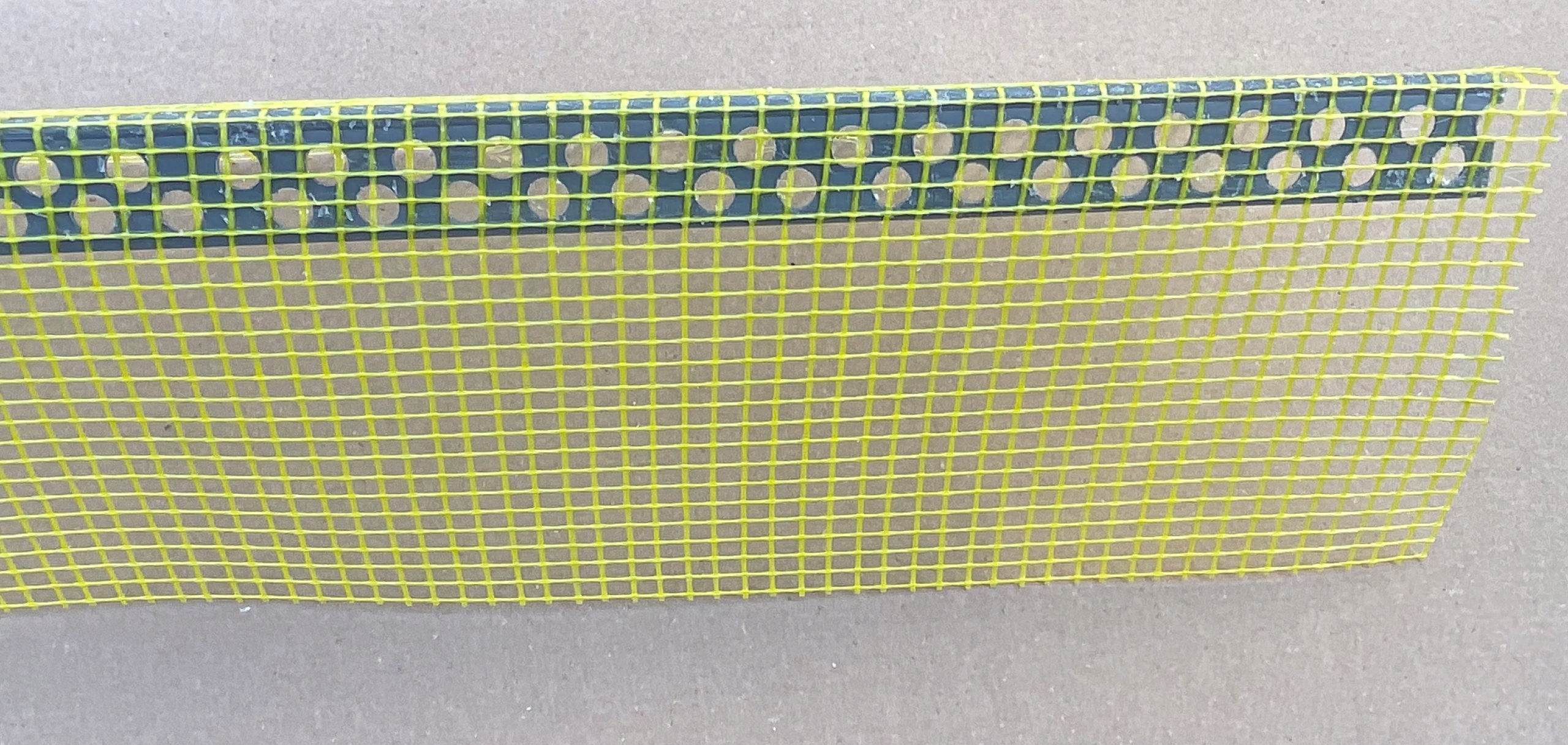 NAROŻNIK LISTWA PCV Z SIATKĄ 10 x 10 2,5 mb Szerokość 0.1 m