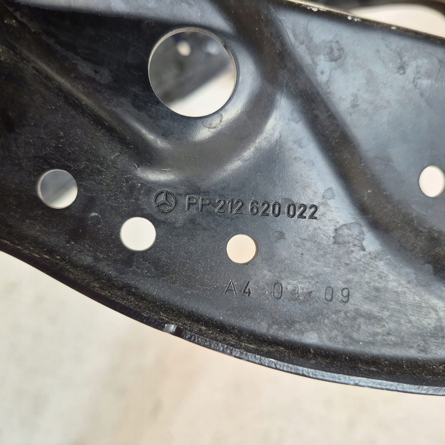 MERCEDES E KLASA W212 OKULAR lights right holder A212620022