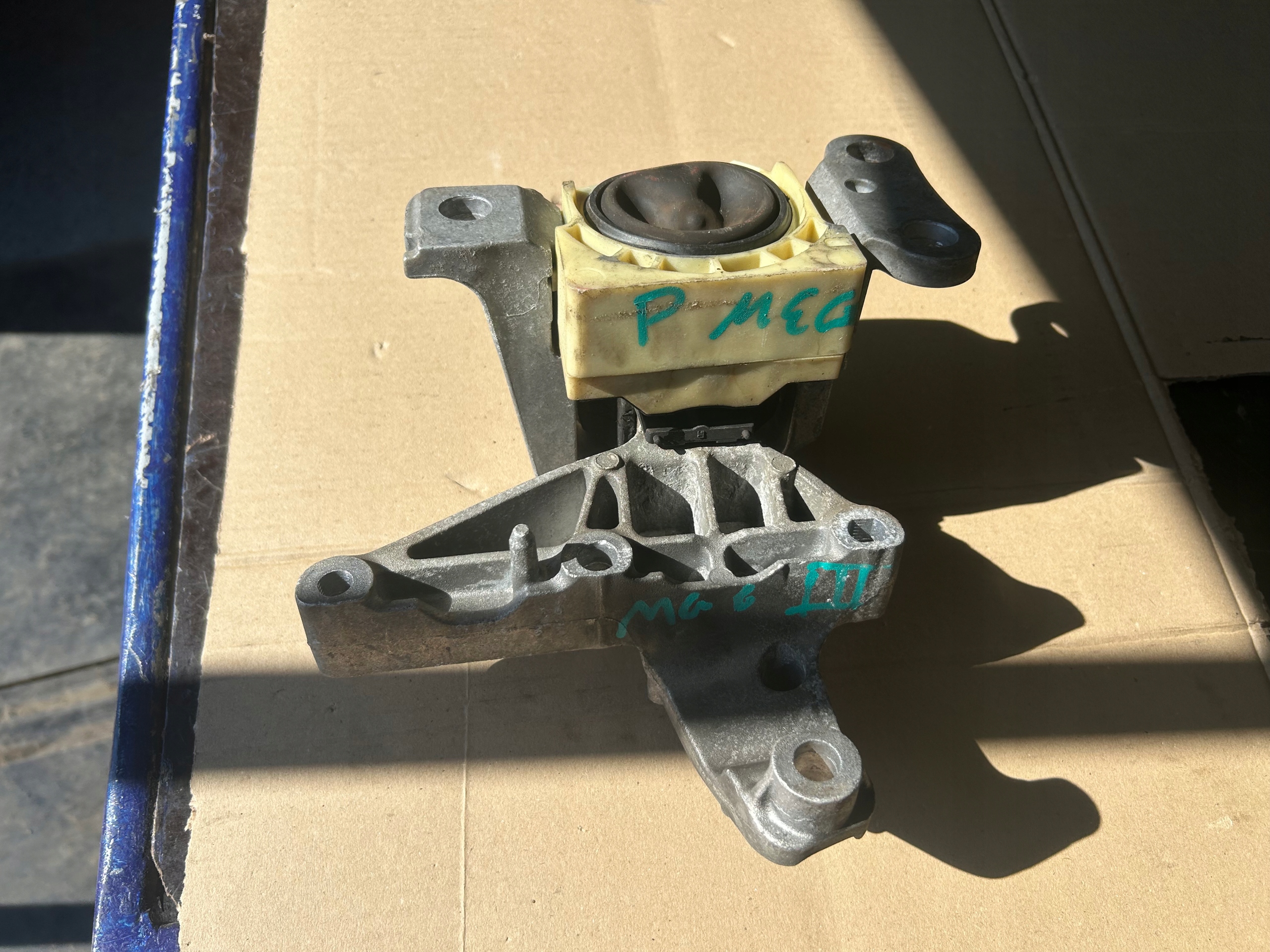 RENAULT MEGANE III LIFT 1,5 DCI engine mount right 326E28E