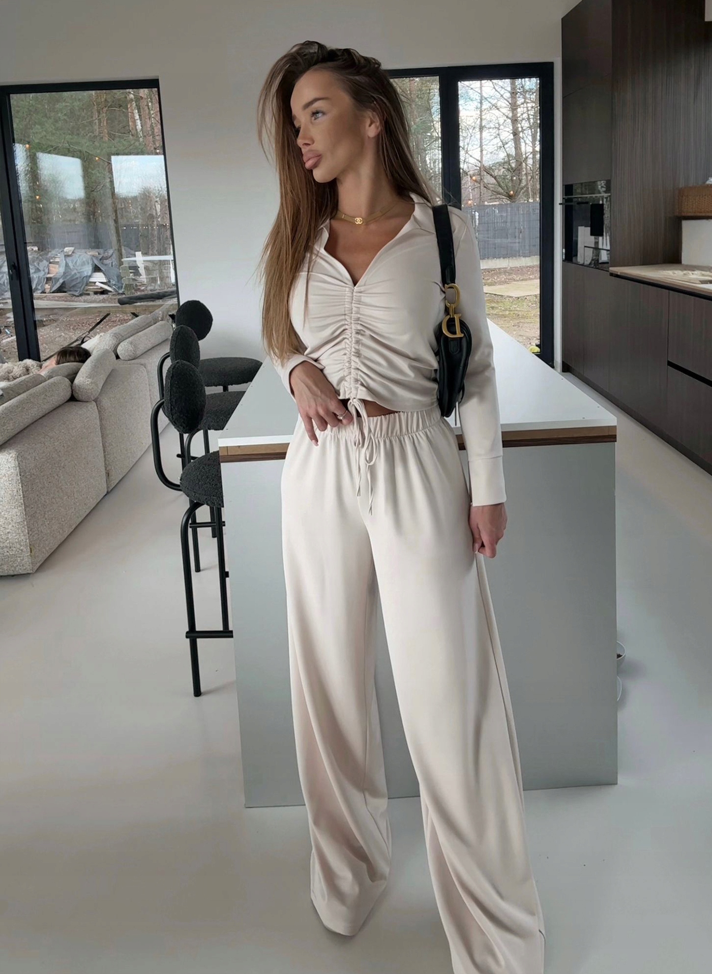 Světle béžový dámský komplet Crewt, široké kalhoty halenka Agatha Studio