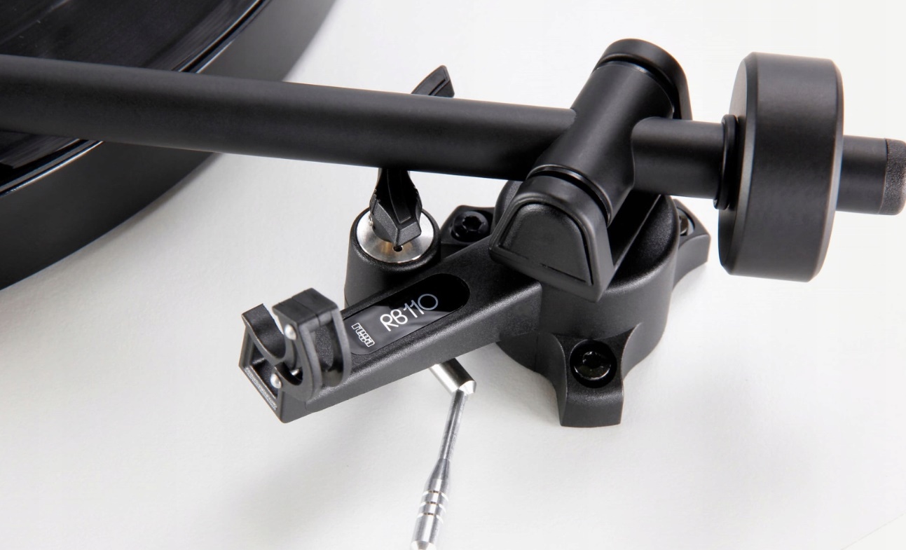 GRAMOFON Z WKŁADKĄ REGA CARBON MM REGA PLANAR 1 (P1) BIAŁY MAT 2021 Napęd paskowy