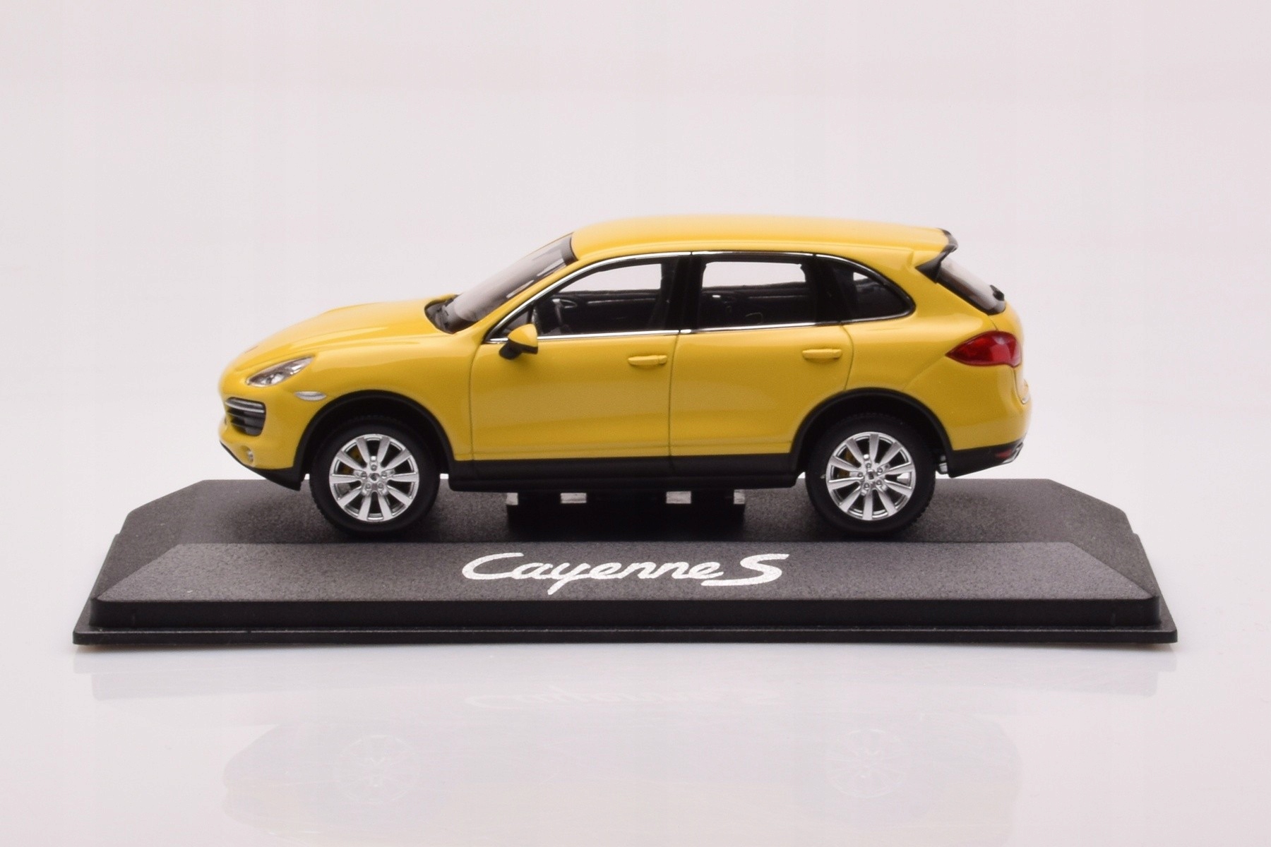 Porsche Cayenne Sand Yellow Minichamps 1/43
