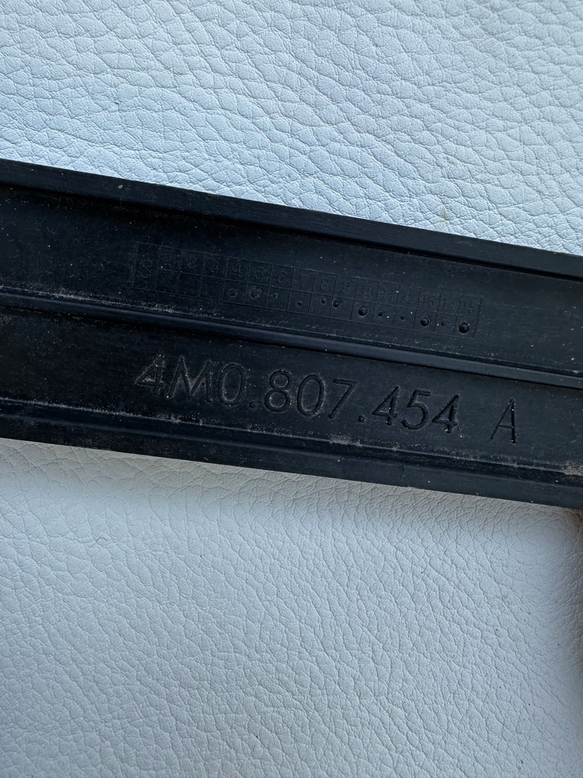 Audi Q7 4M bumper bracket right rear part