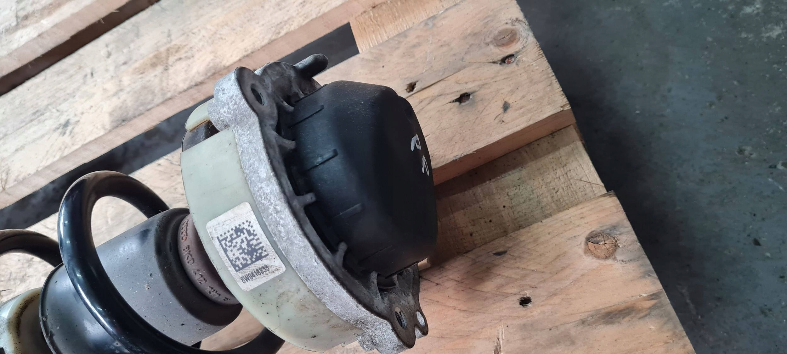 A4 B9 8W shock absorber left right front 2.0 TDI 8W0031AK A5 8W