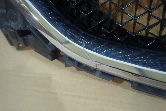 mazda oe DC3550712 решетка радиатора