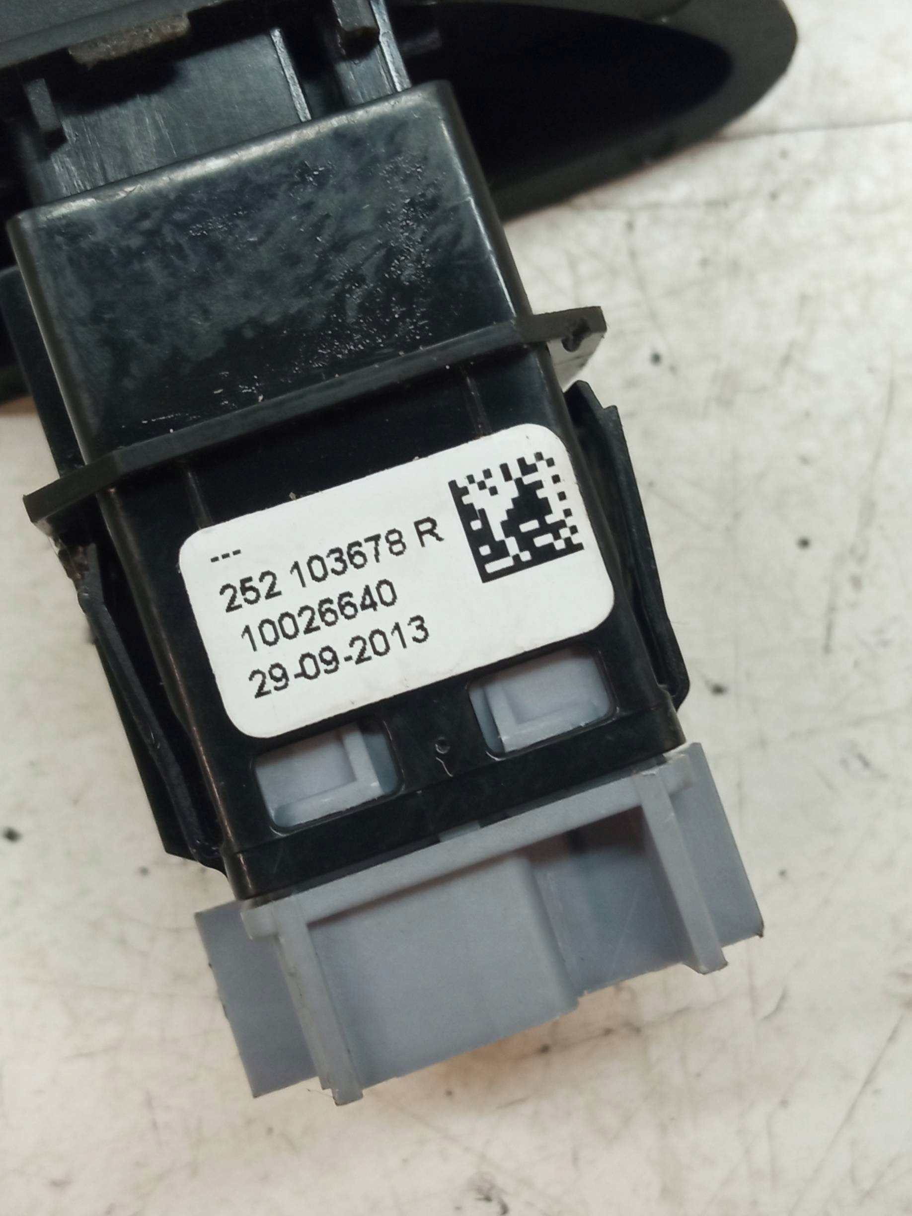 window control switch of a lock central KOMPLET 254218614R Renault Clio IV