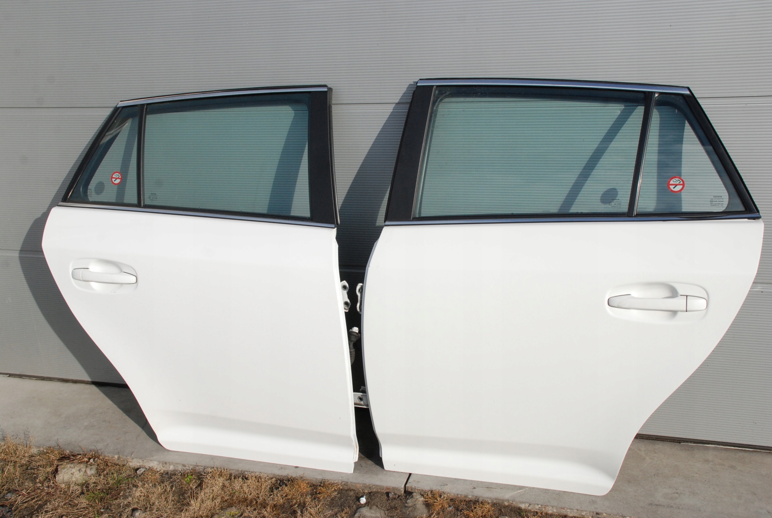 TOYOTA AVENSIS T27 KOMBI DRZWI L / P TYŁ 040 Typ samochodu Samochody osobowe