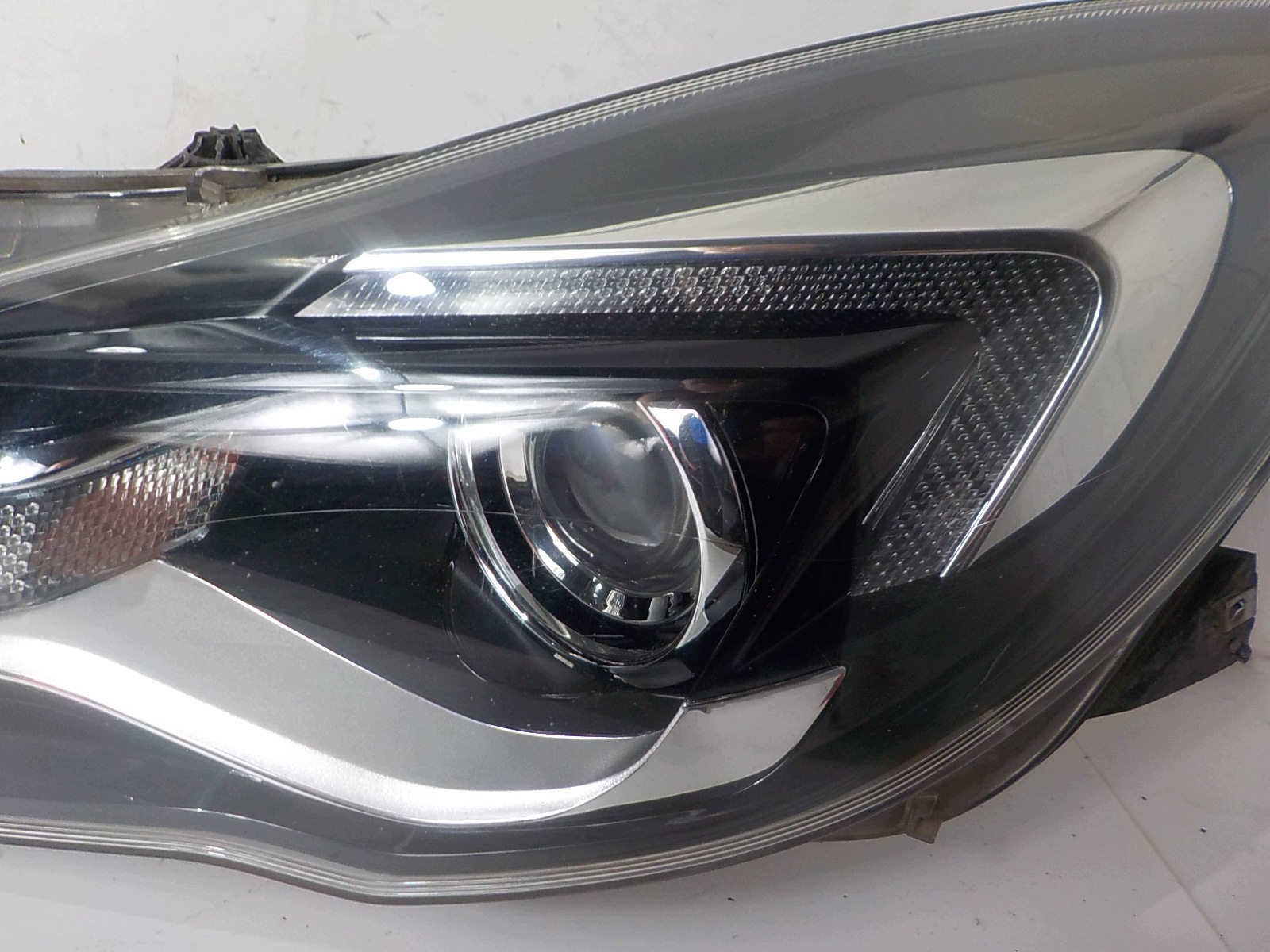 OPEL INSIGNIA A LIFT light left front front UK