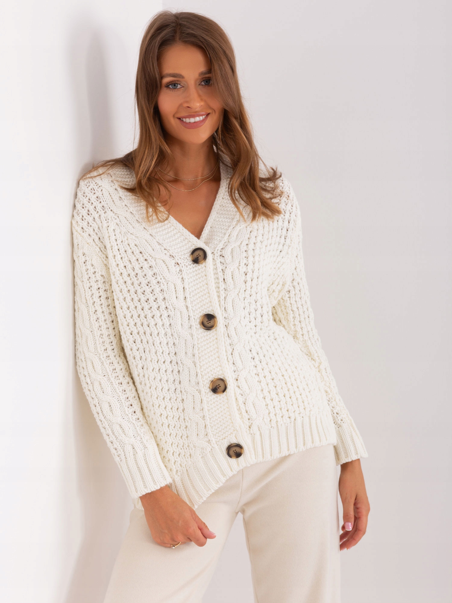 ROZPINANY sweter Z WEŁNĄ DEKOLT V ecru 8001 one size Marka inna