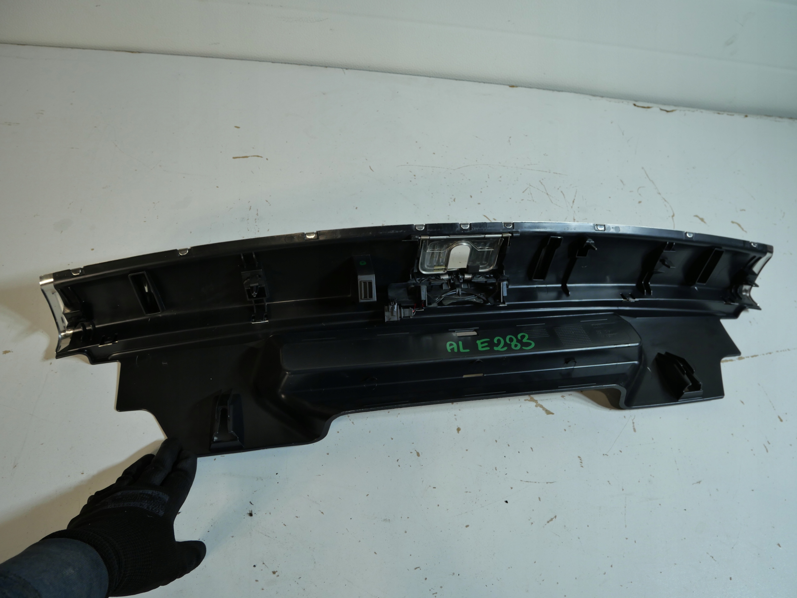 AUDI Q5 cover of the threshold boot 8R0864513C
