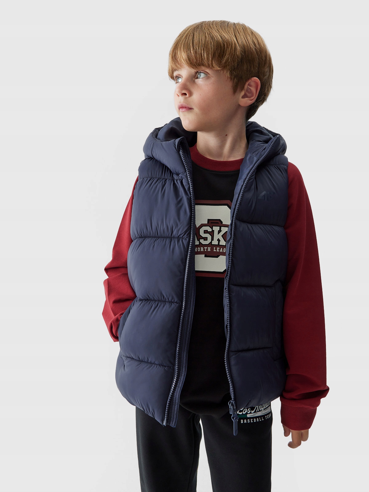 4F BEZRĘKAWNIK CHŁOPIĘCY PIKOWANY KAMIZELKA CIEPŁA Z KAPTUREM Materiał dominujący poliamid