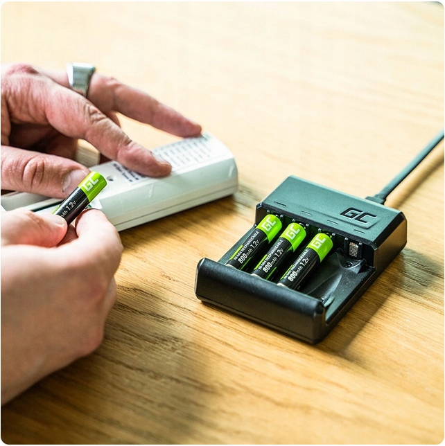ŁADOWARKA AKUMULATORKÓW AAA AA USB C MICRO USB Zawiera baterie nie