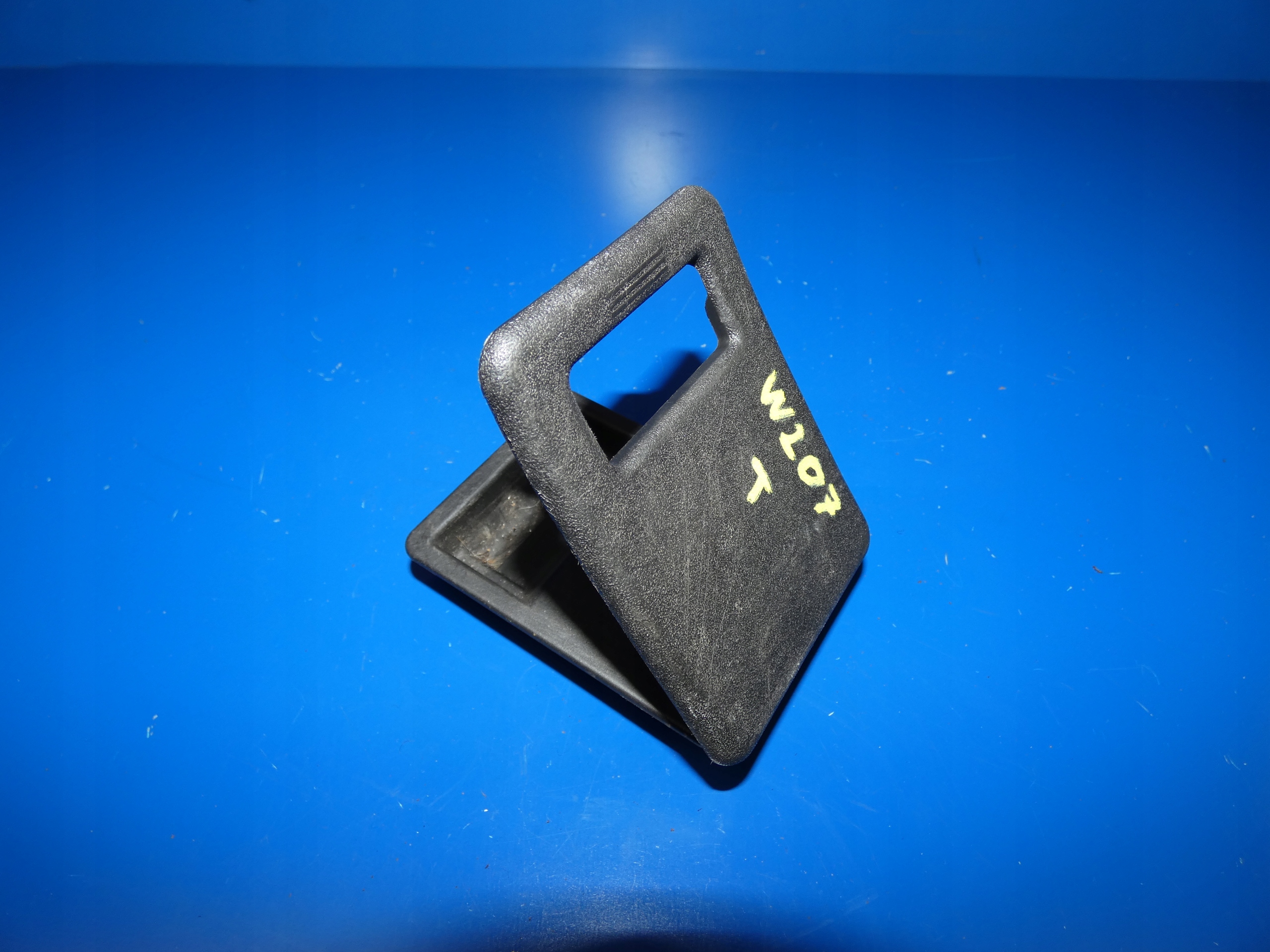 MERCEDES E W207 RĄCZKA UCHWYT PODŁOGI BAGAŻNIKA