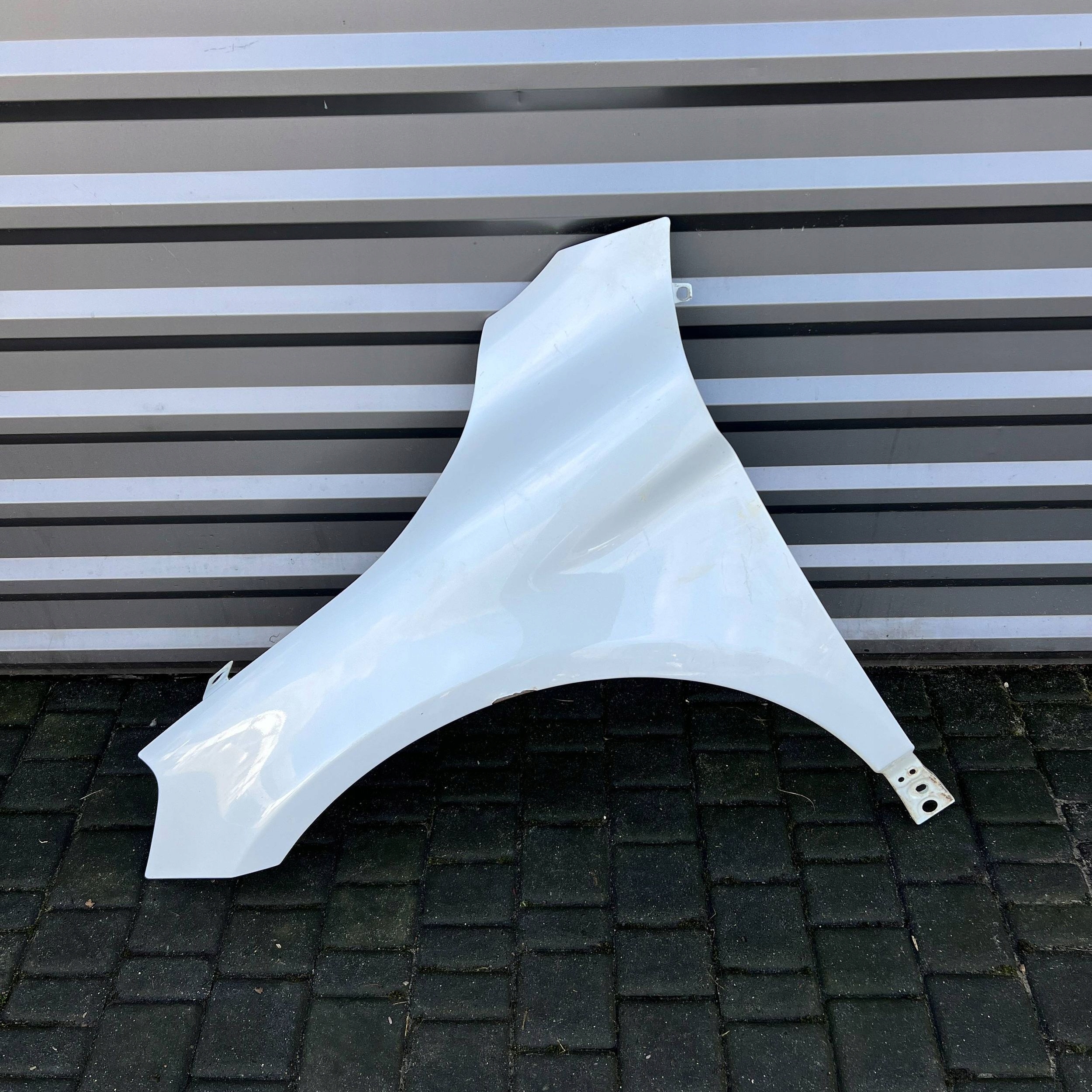 VOLVO XC60 I BŁOTNIK LEWY PRZÓD PRZEDNI 30762401