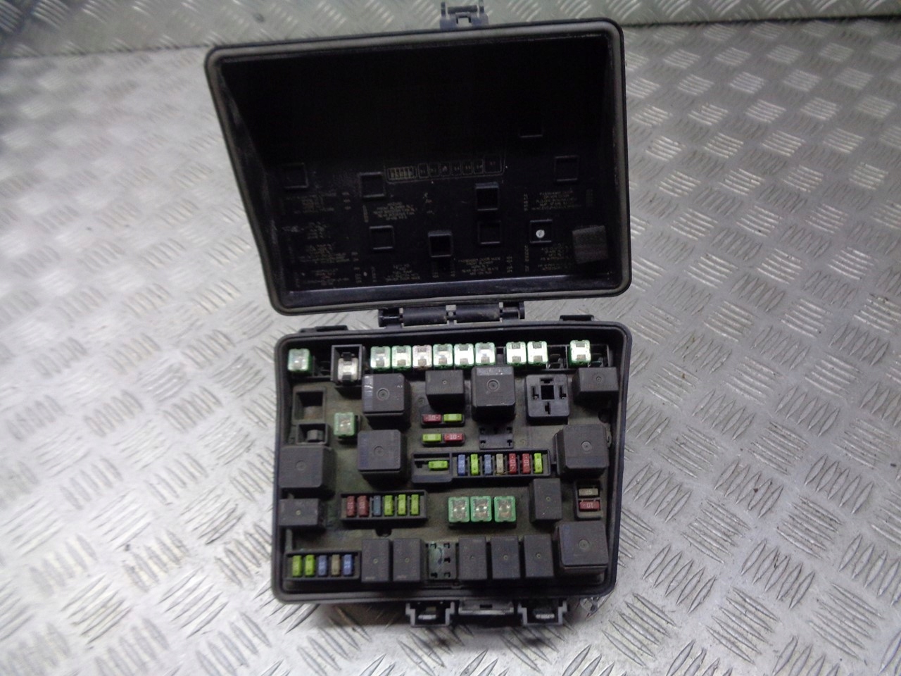 SKRZYNKA BEZPIECZNIKÓW CHRYSLER PACIFICA 3.5 Jakość części (zgodnie z GVO) O - oryginał z logo producenta pojazdu (OE)