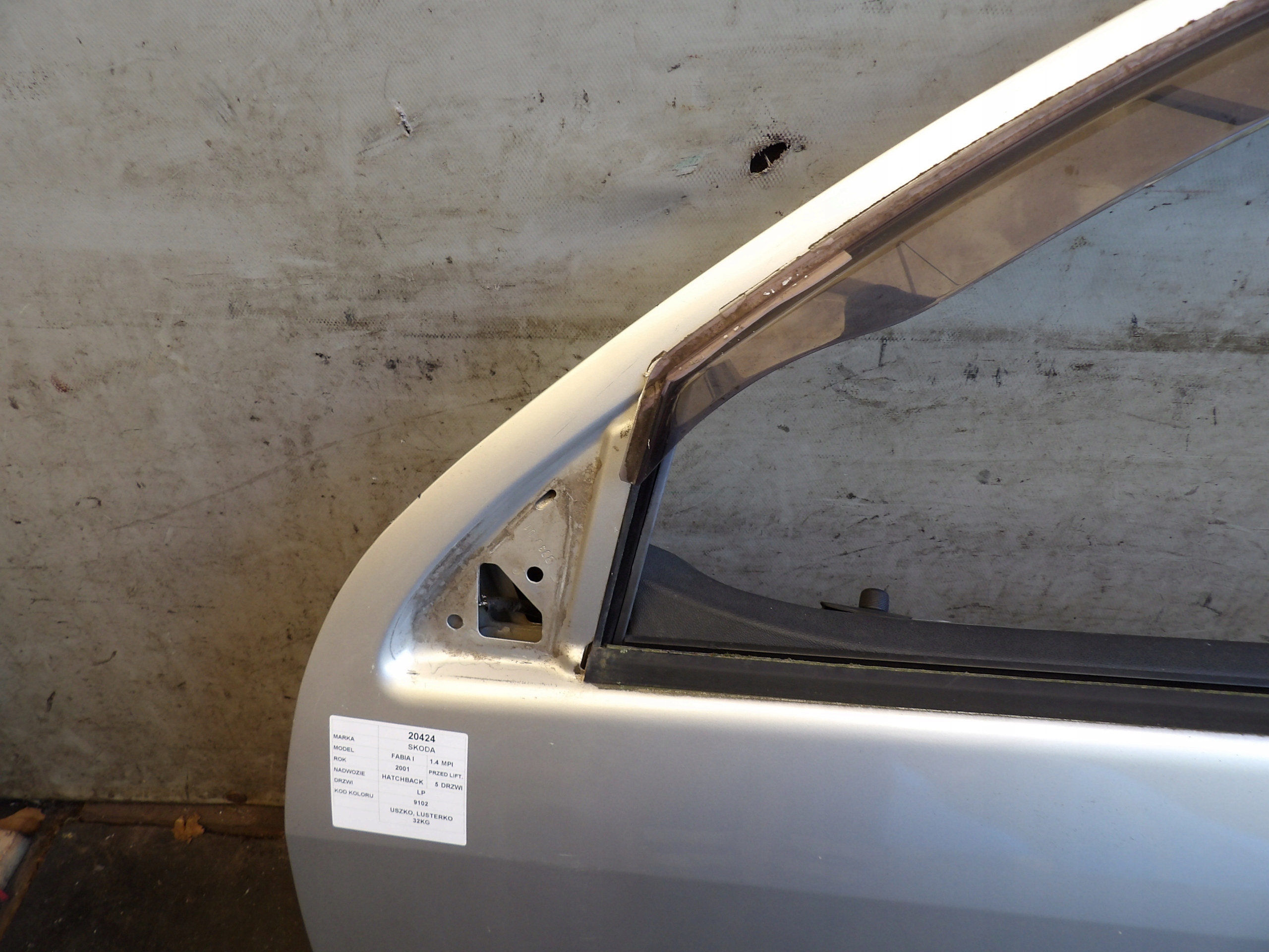 Skoda Fabia and door front left lak. 9102