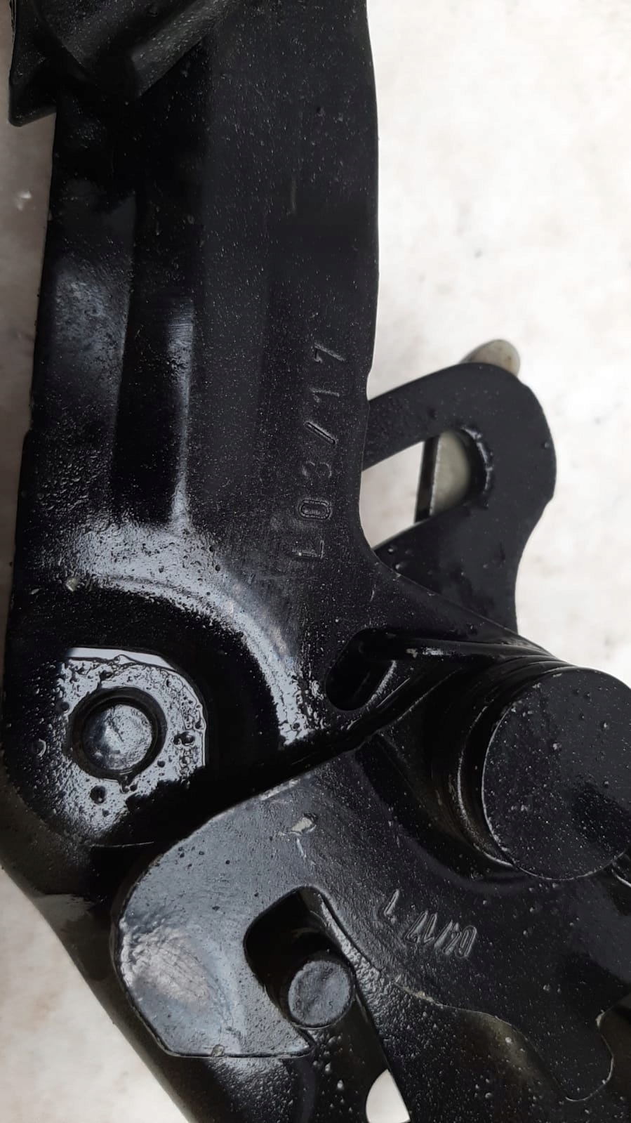 MERCEDES C KLASA W205 hinge bonnets left