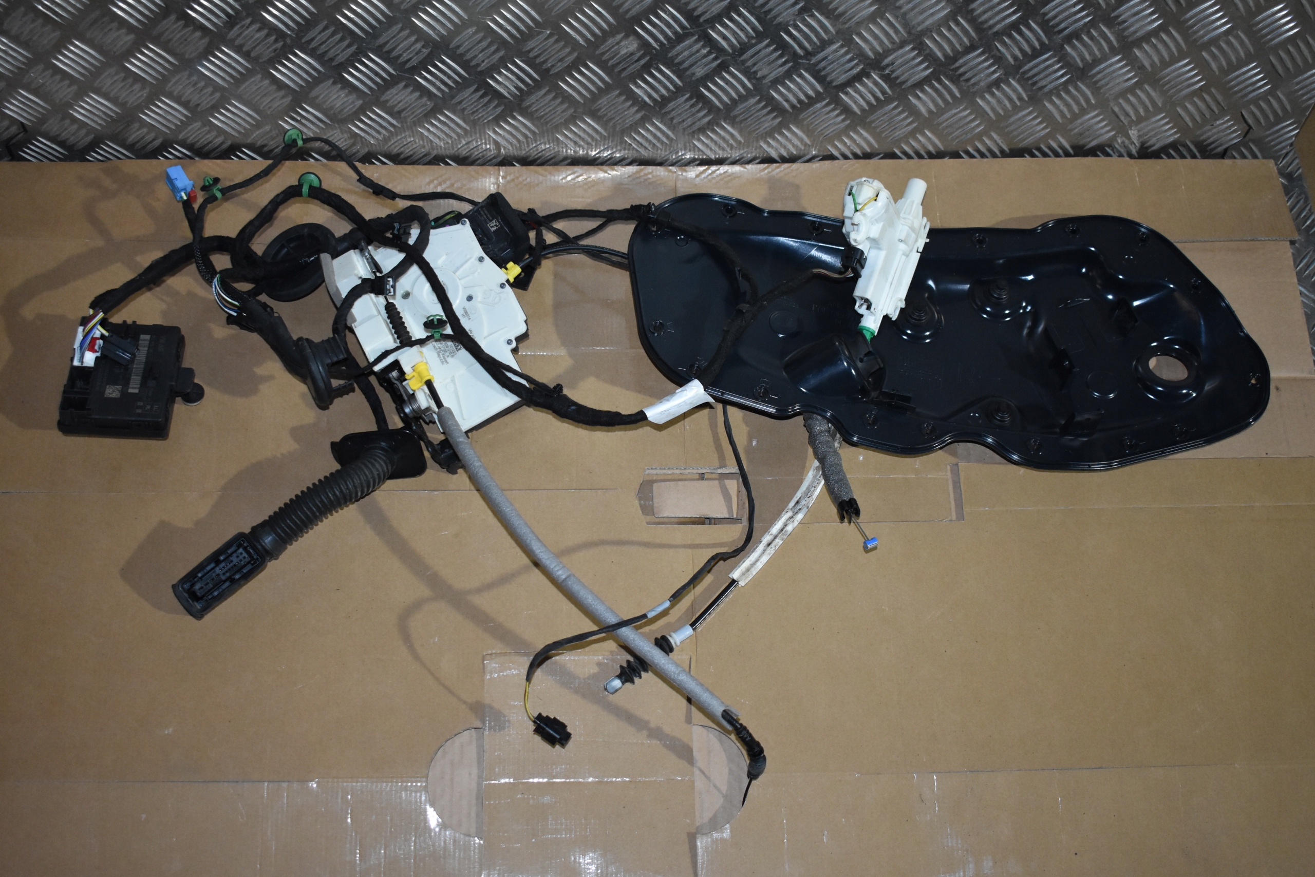 IDEALNY DOCIAG lock door rear part rear right + module LAMBORGHINI URUS 1
