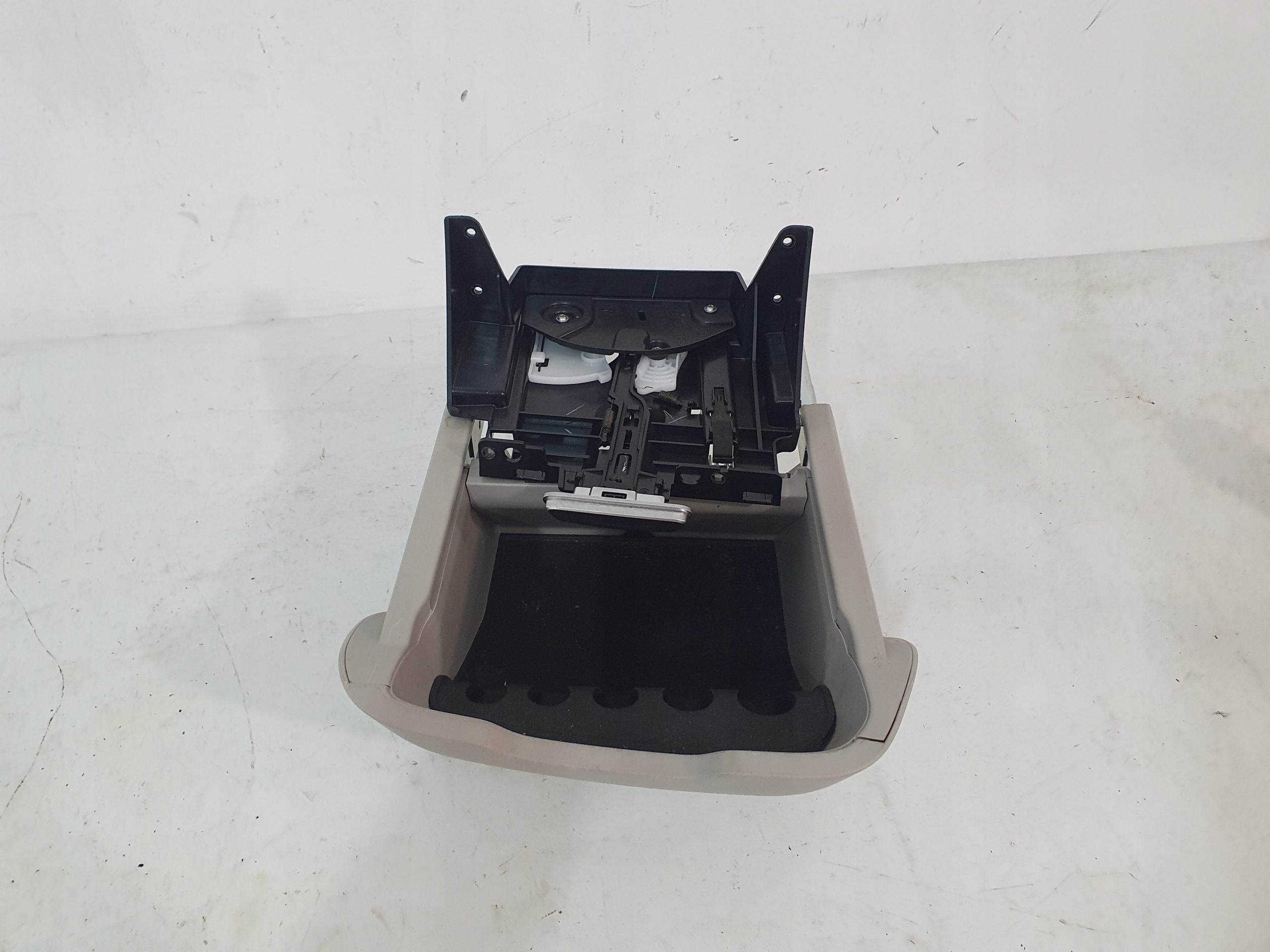 CHRYSLER PACIFICA II 16- passenger compartment plato SZUFLADA 5RL361D2AI