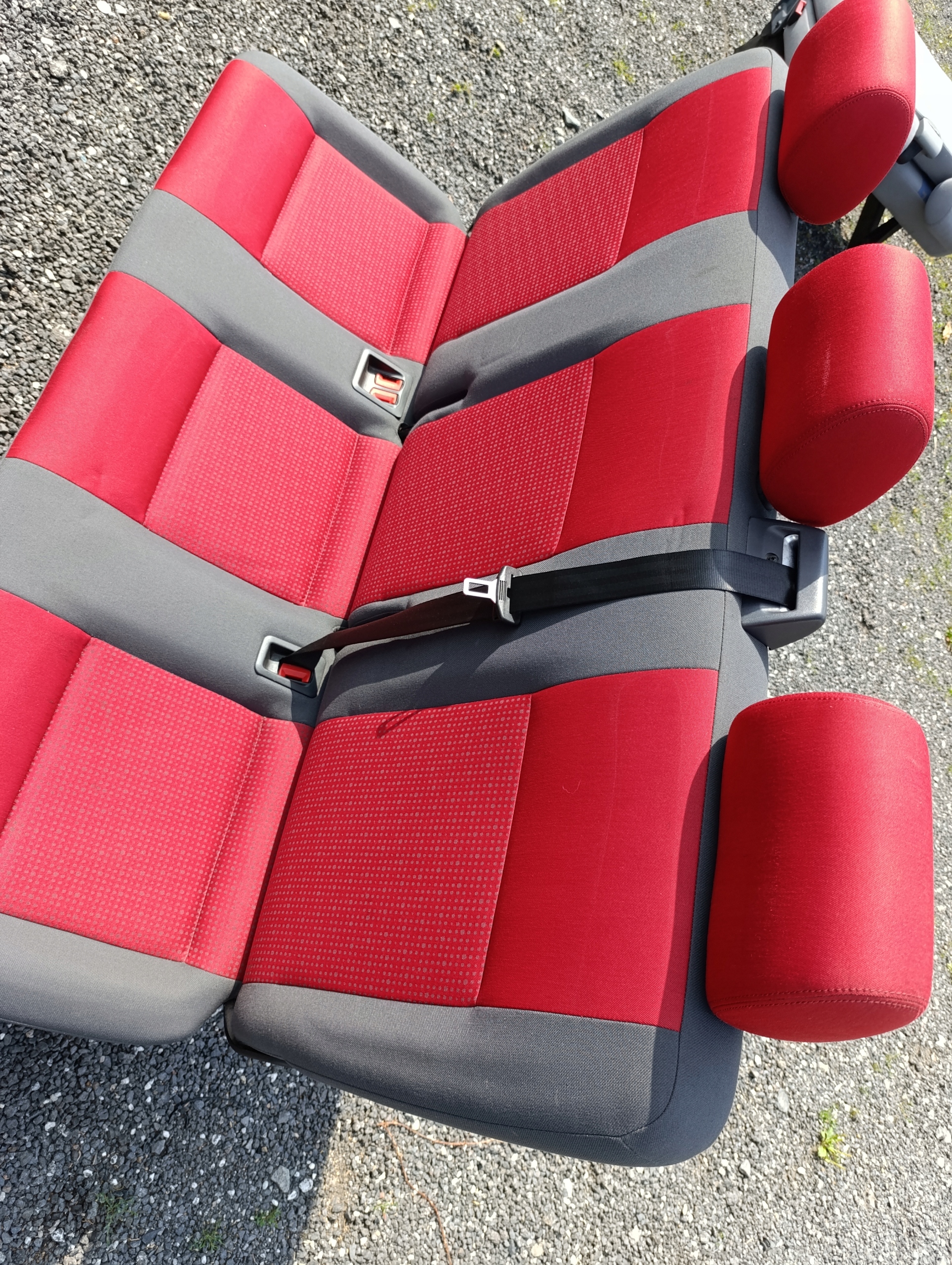 VW T5 Sitz TRZYOSOBOWA TROJKA CZARNO-roter MATERIAL