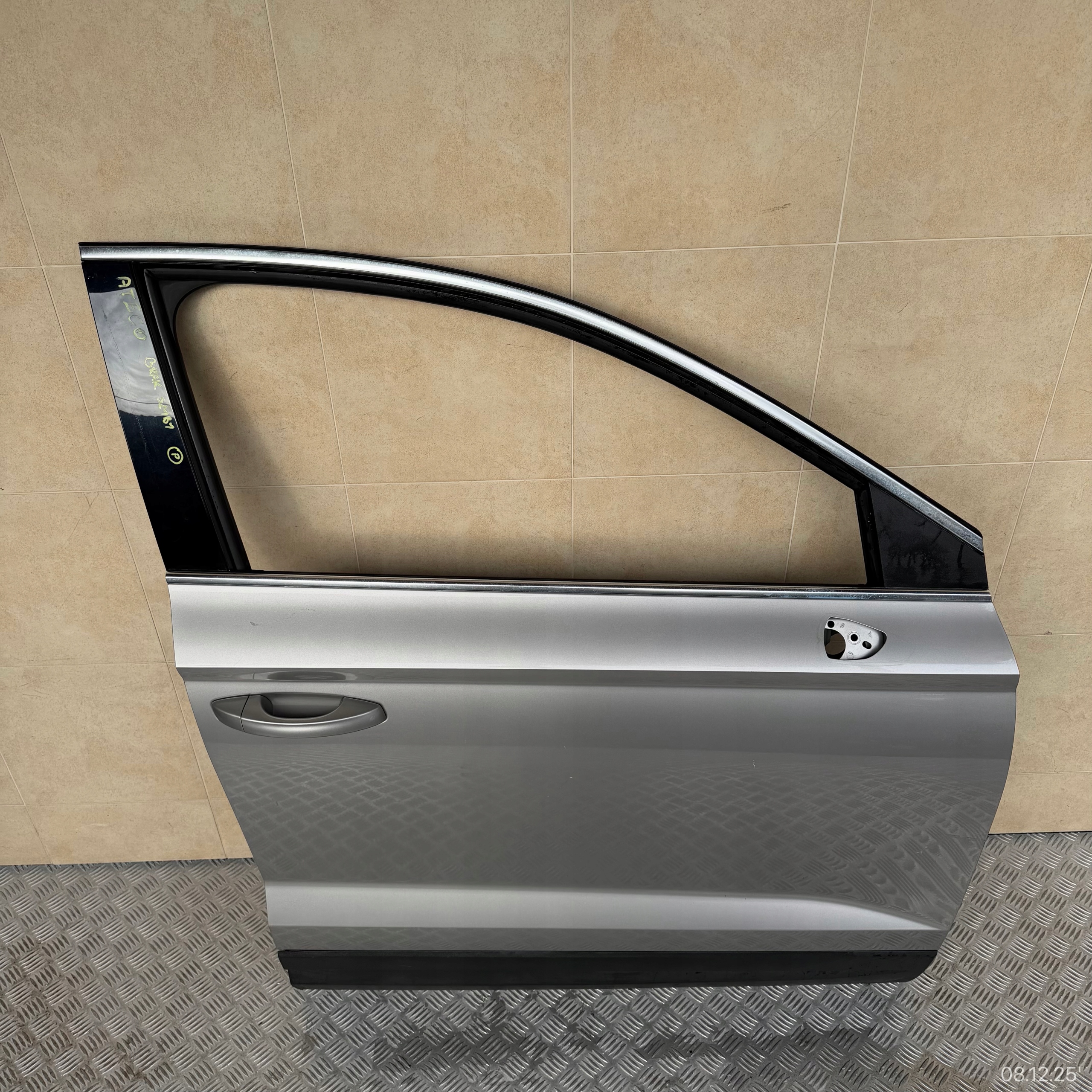 door complete front right SEAT ATECA 2018 ROK does not have windows
