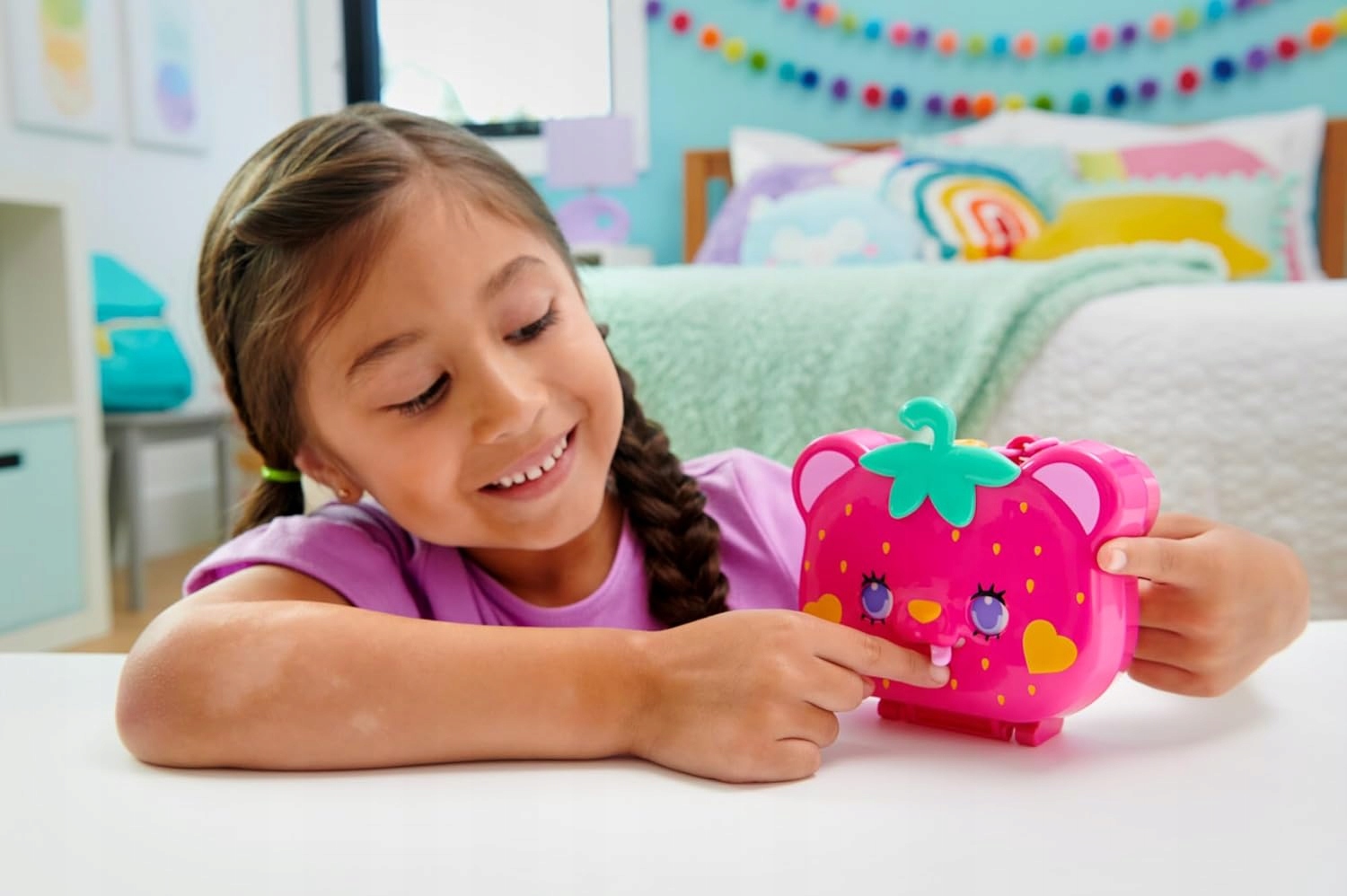 ZESTAW KOMPAKTOWY POLLY POCKET TRUSKAWKOWY MIŚ TOREBKA plus LALKI i DODATKI Bohater Polly Pocket