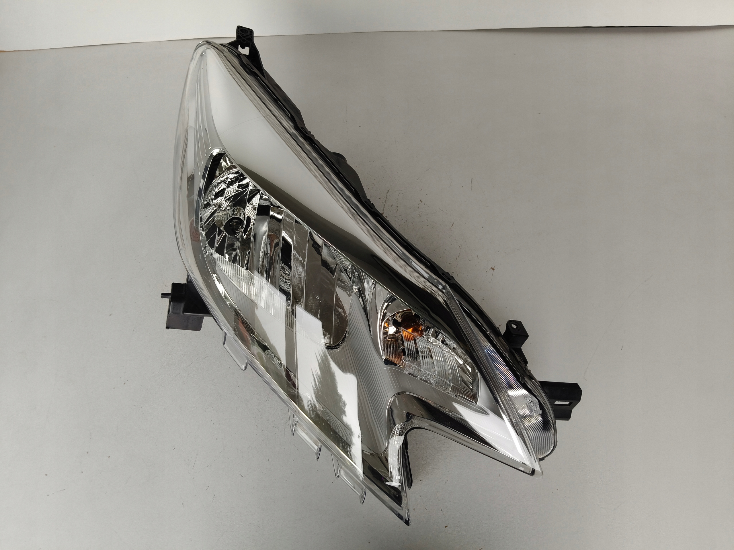 light right REFLEKTOR NISSAN NOTE E12 13