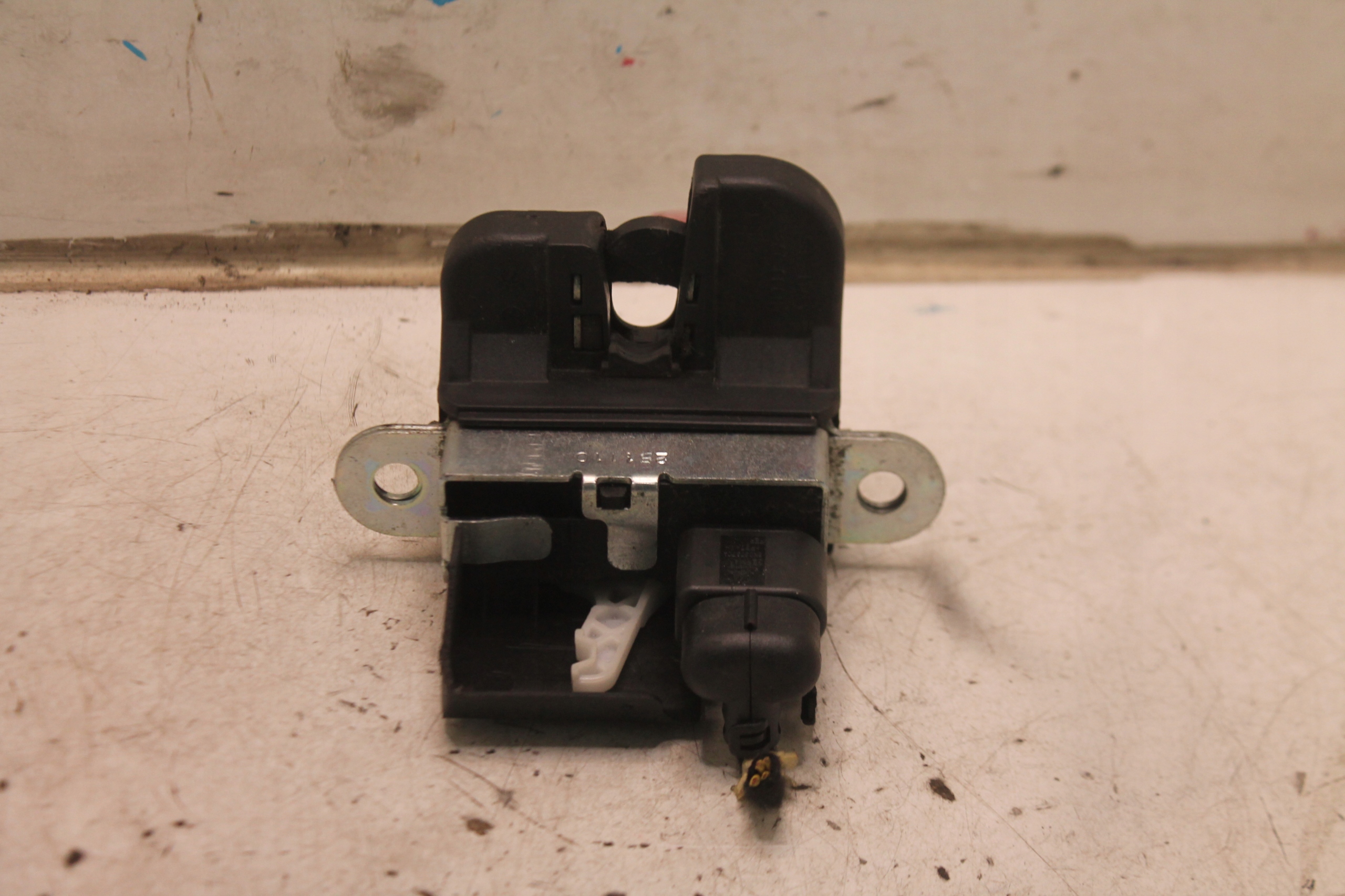 lock bonnet boot VW TOURAN LIFT 10-15 EURO