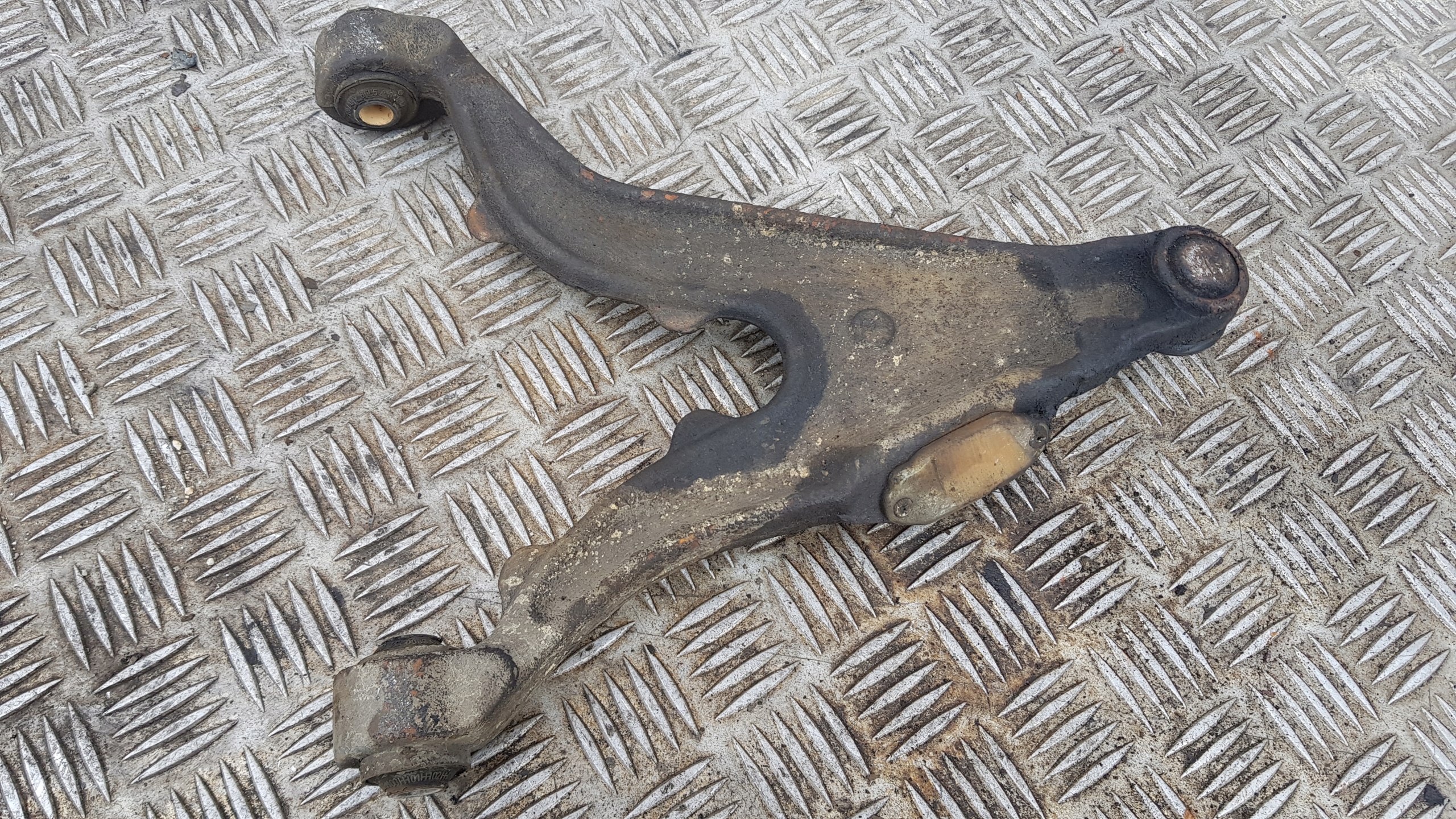 VOLVO V70 and 2.0 arm right front